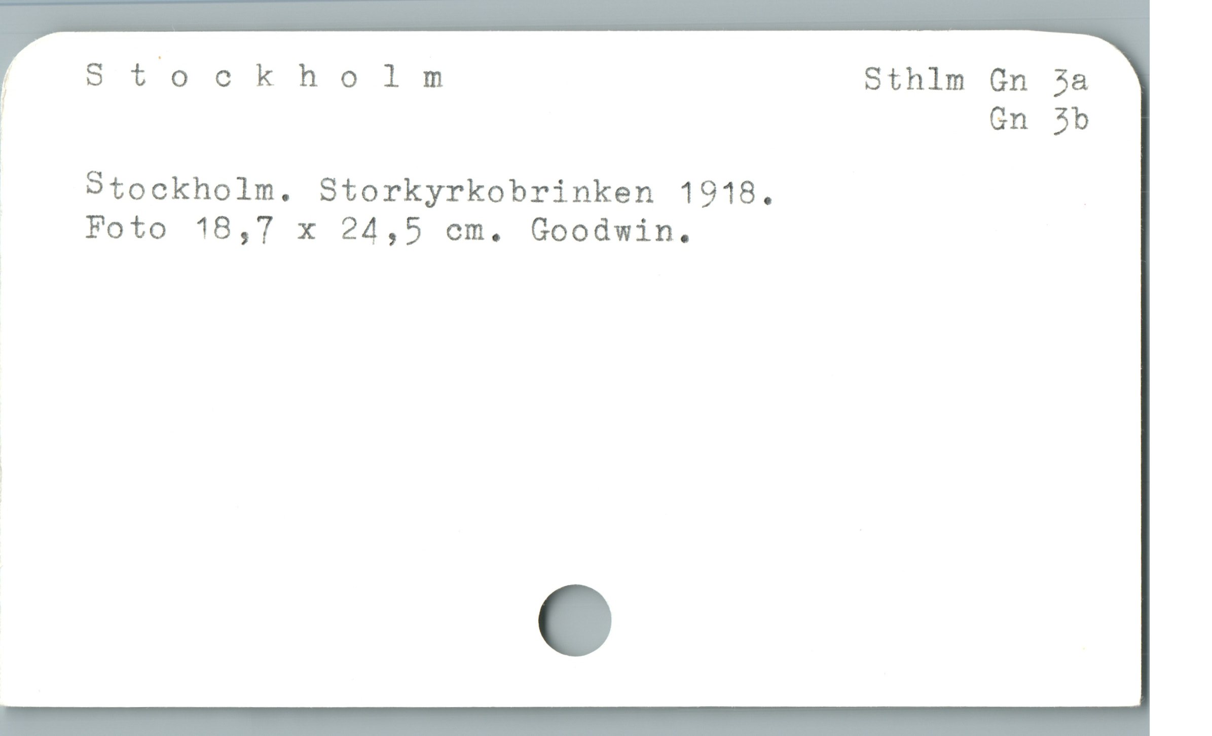 Stockholm Sthlm Gn 3a Stockholm Sthlm Gn 3a
Gn 3b
Stockholm. Storkyrkobrinken 1918.

Foto 18,7 x 24,5 cm. Goodwin.