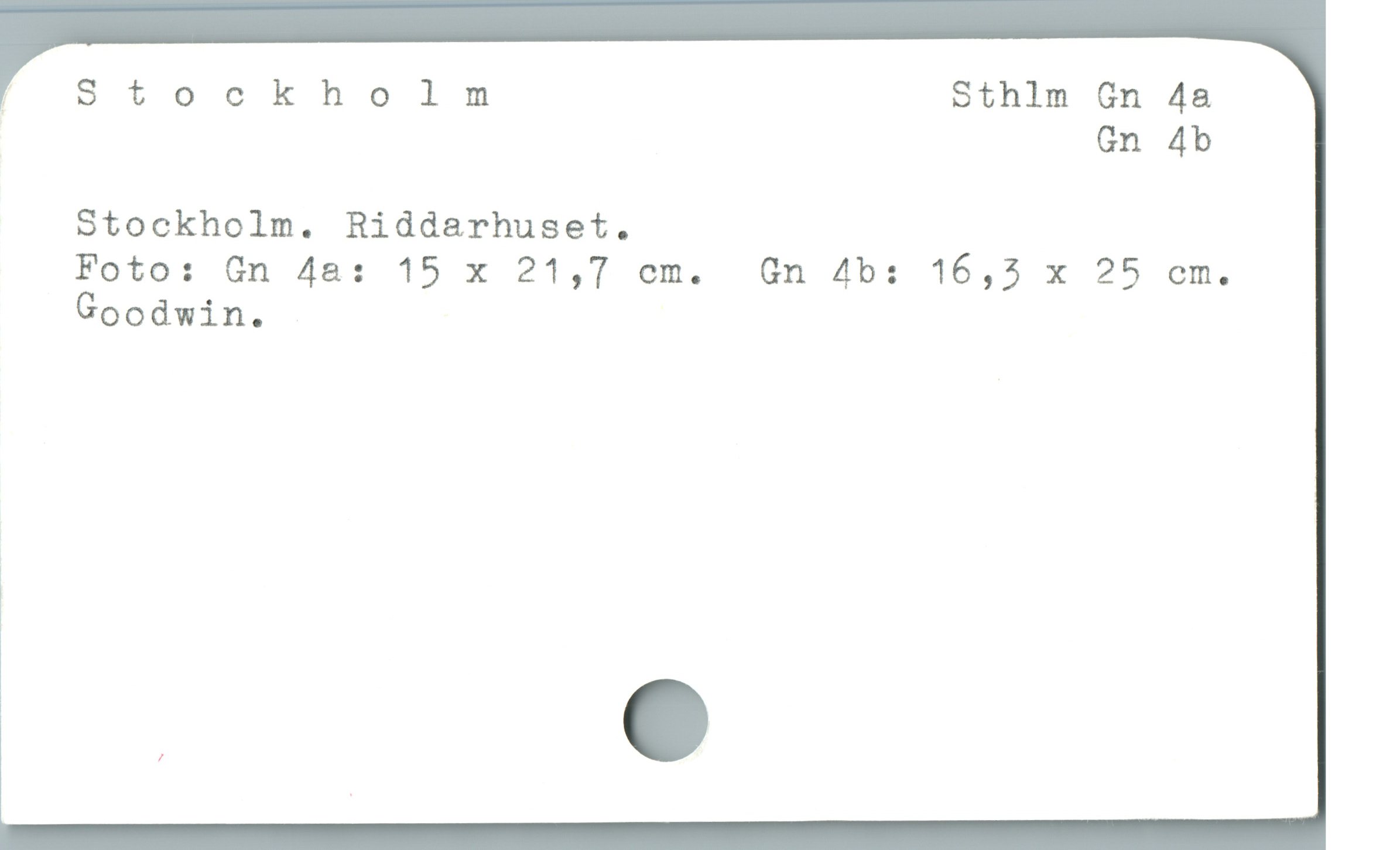 Stockholm Sthlm Gn 4a Stockholm Sthlm Gn 4a
Gn 4b
Stockholm. Riddarhuset.
Foto: Gn 4a: 15 x 21,7 cm. Gn 4b: 16,5 x 25 cm.
Goodwin.
|