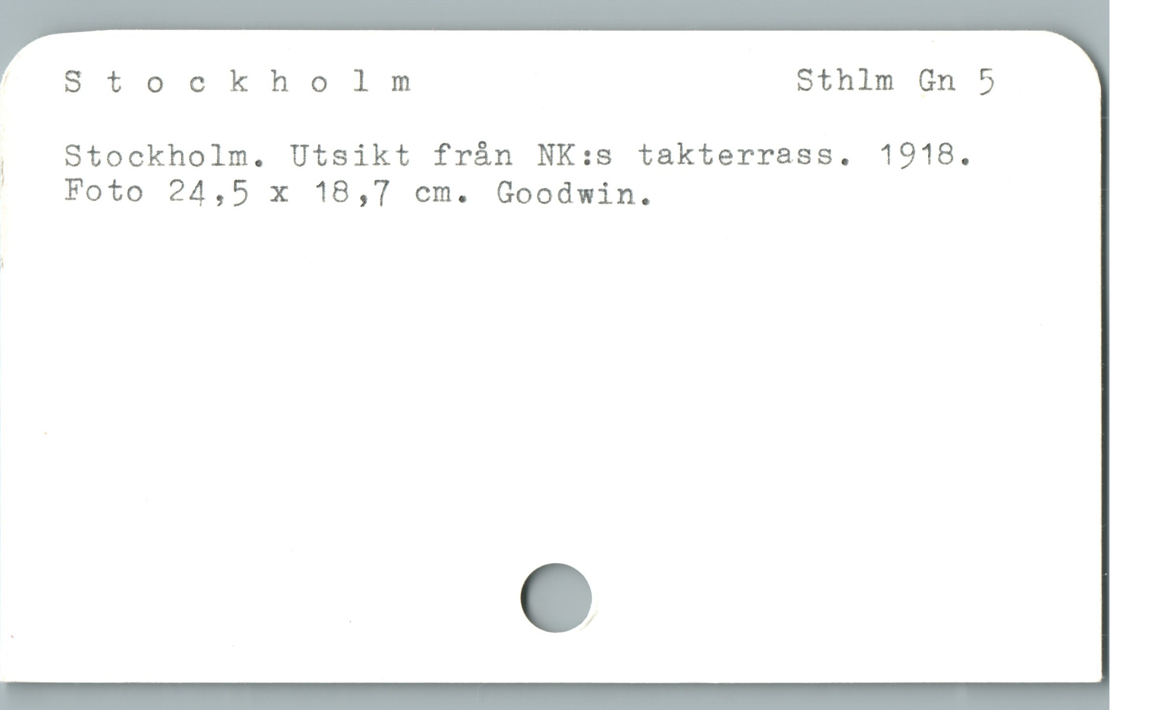 Stockholm Sthlm Gn 5 Stockholm Sthlm Gn 5
Stockholm. Utsikt från NK:s takterrass. 1918.
Foto 24,5 x 18,7 cm. Goodwin.