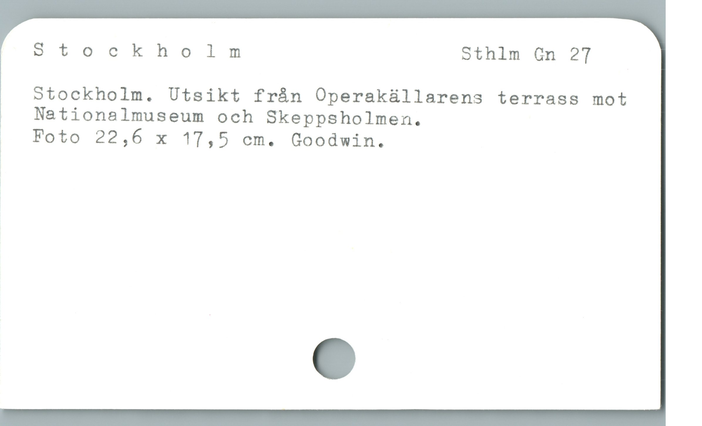  Stockholm Sthlm Cn 27
Stockholm. Utsikt frán Operasküllarens terrass mot
Nationslmuseum och Skeppsholmen.

Foto 22,6 x 17,5 cm. Goodwin.

|
