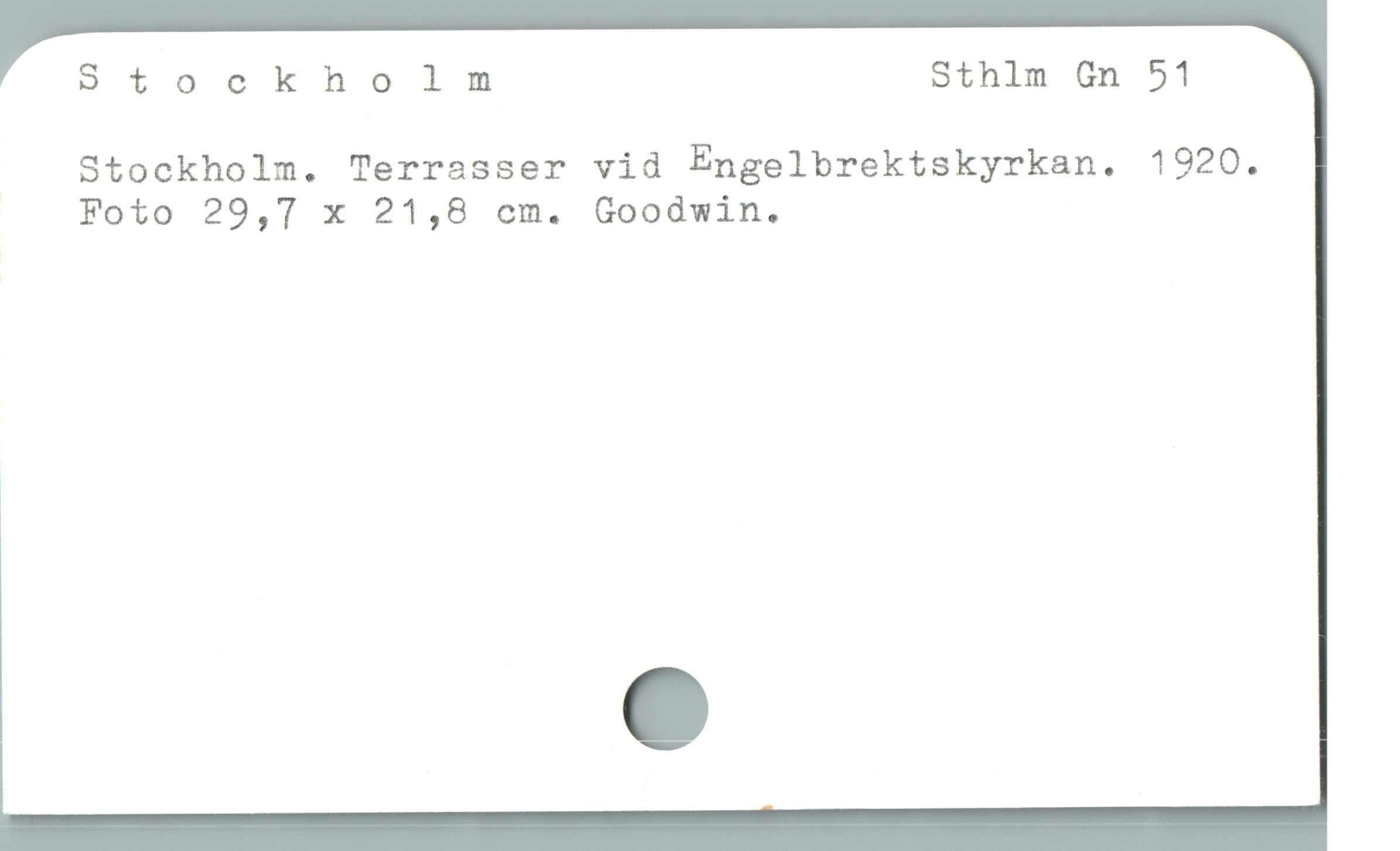  Stockholm Sthlm Gn 51
Stockholm. Terrasser vid Engelbrektskyrkan. 1920.
Foto 29,7 x 21,8 cm. Goodwin.
