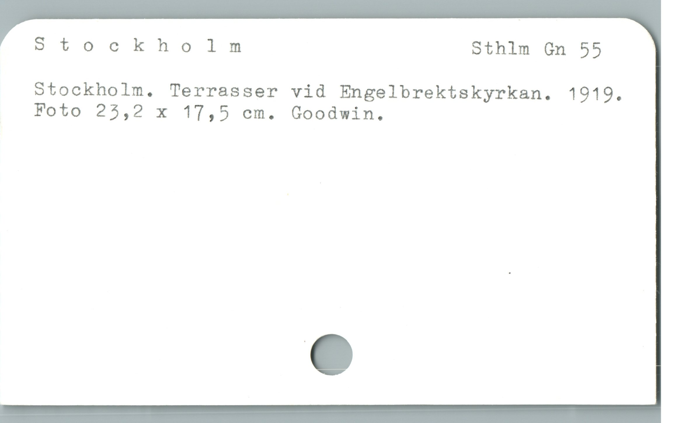  Stockholm Sthlm Gn 55
Stockholm. Terrasser vid Engelbrektskyrkan. 1919.
Foto 25,2 x 17,5 cm. Goodwin.
