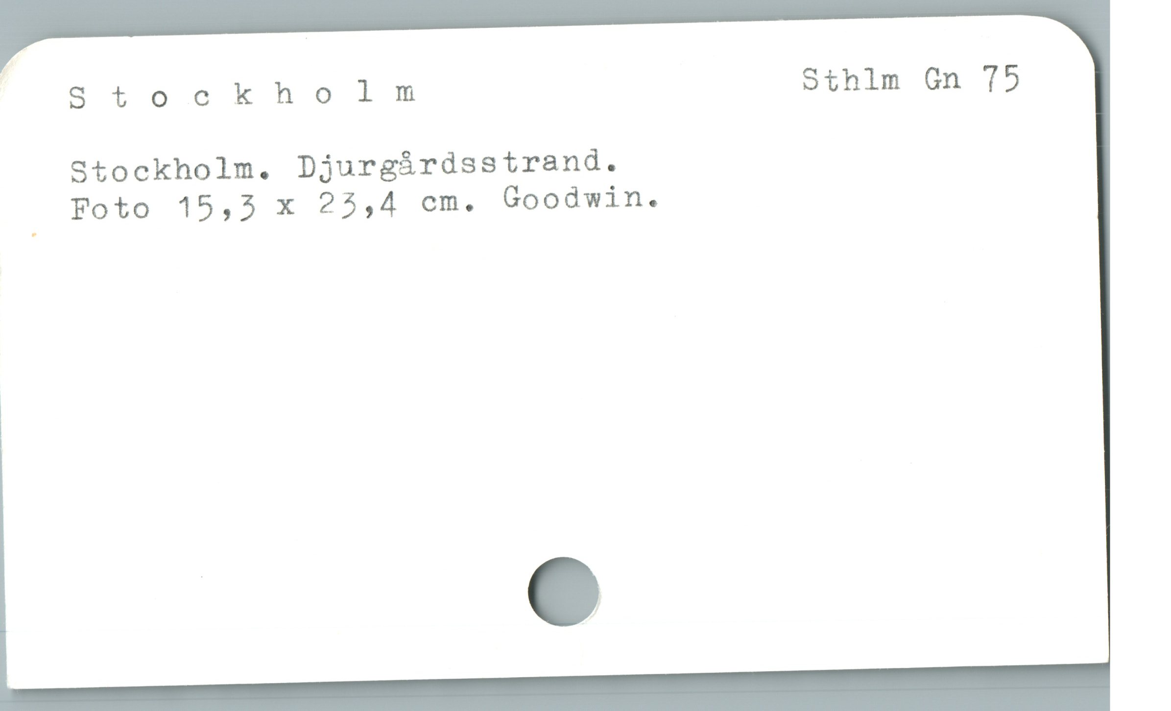  ! Stockholm Sthlm Gn 75
Stockholm. Djurgárdsstrand.
Foto 15,3 x 23,4 cm. Goodwin.

