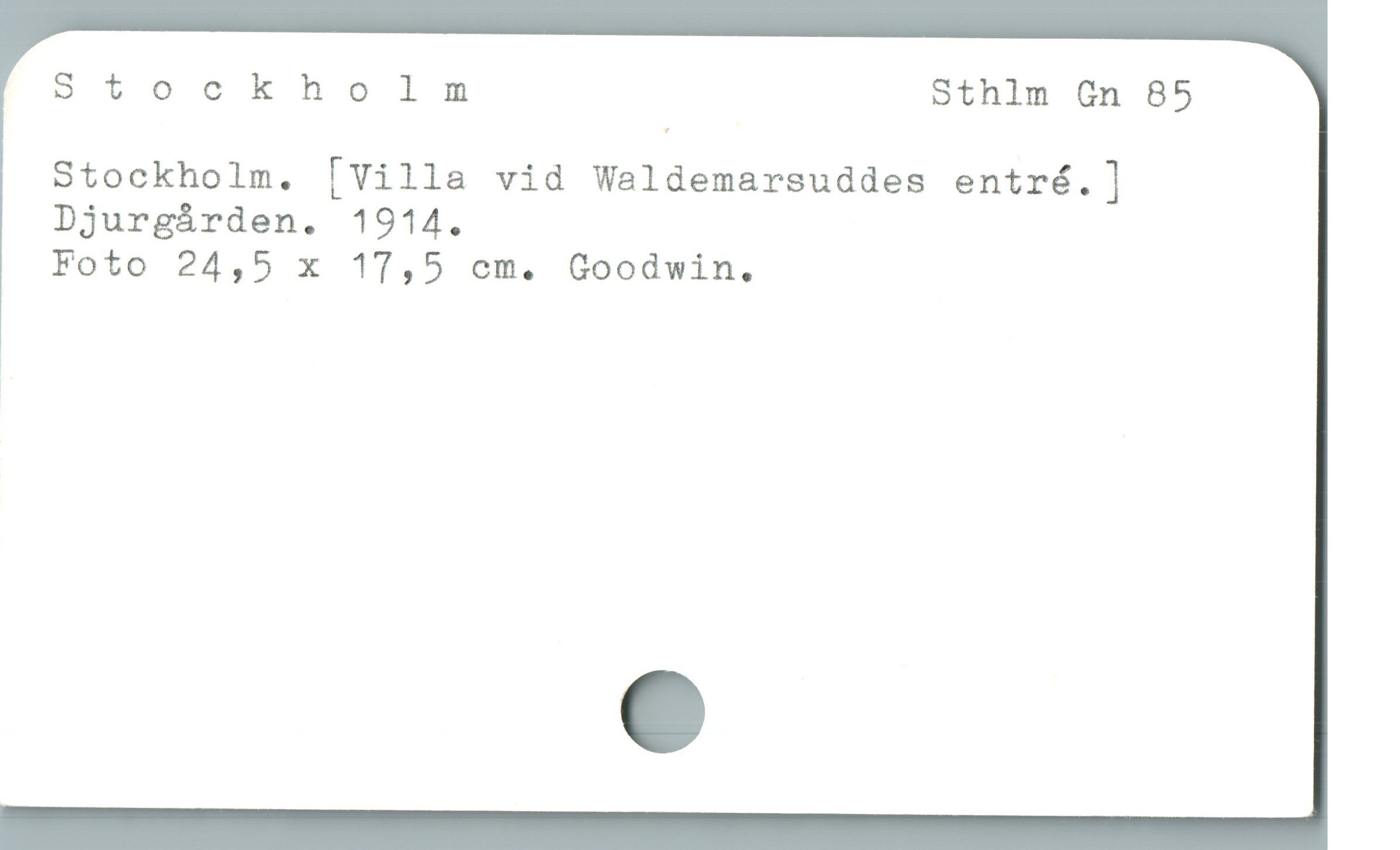  Stockholm Sthlm Gn 85
Stockholm. [Villa vid Weldemarsuddes entré.]
Djurgárden. 1914.

Foto 24,5 x 17,5 cm. Goodwin.
