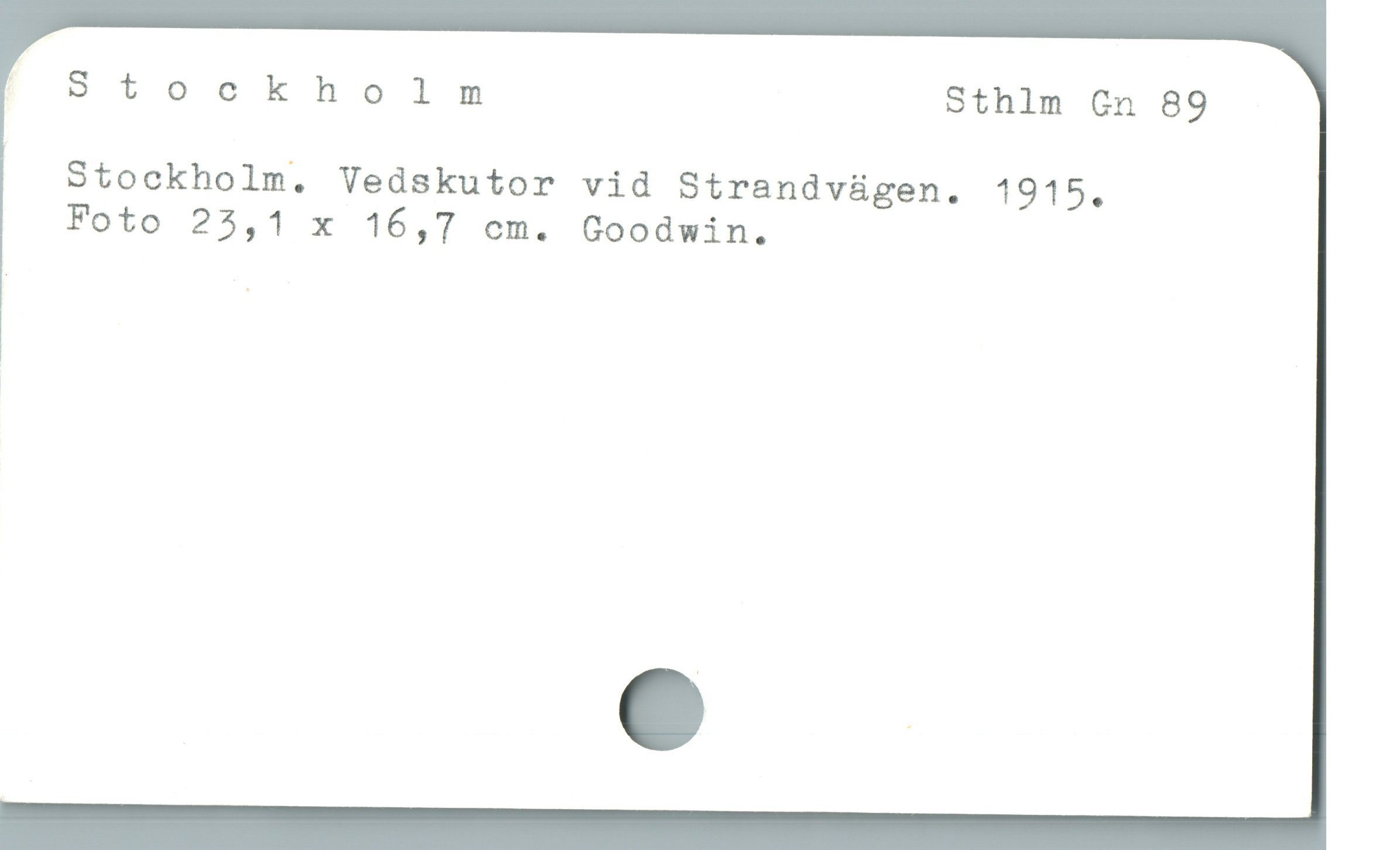  | . Stockholm Sthlm Cn 89
Stockholm. Vedskutor vida Strandvügen. 1915.
Foto 25,1 x 16,7 cm. Goodwin.
