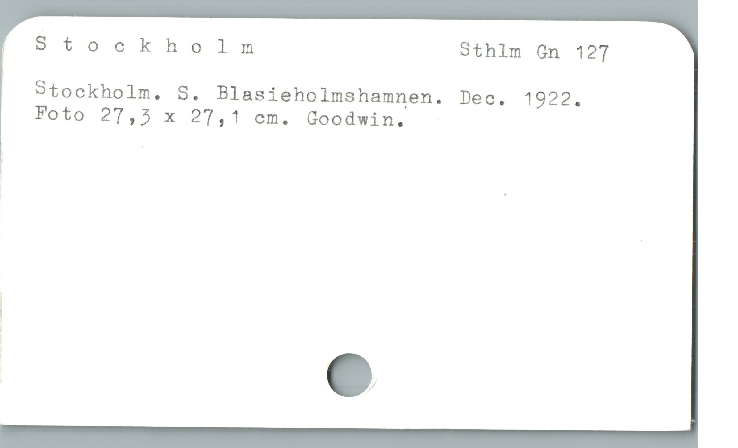  ! Stockholm Sthlm On 127
| Stockholm. S. Blasieholmshamnen. Dec. 1922.
Foto 27,5 x 27,1 cm. Goodwin.
