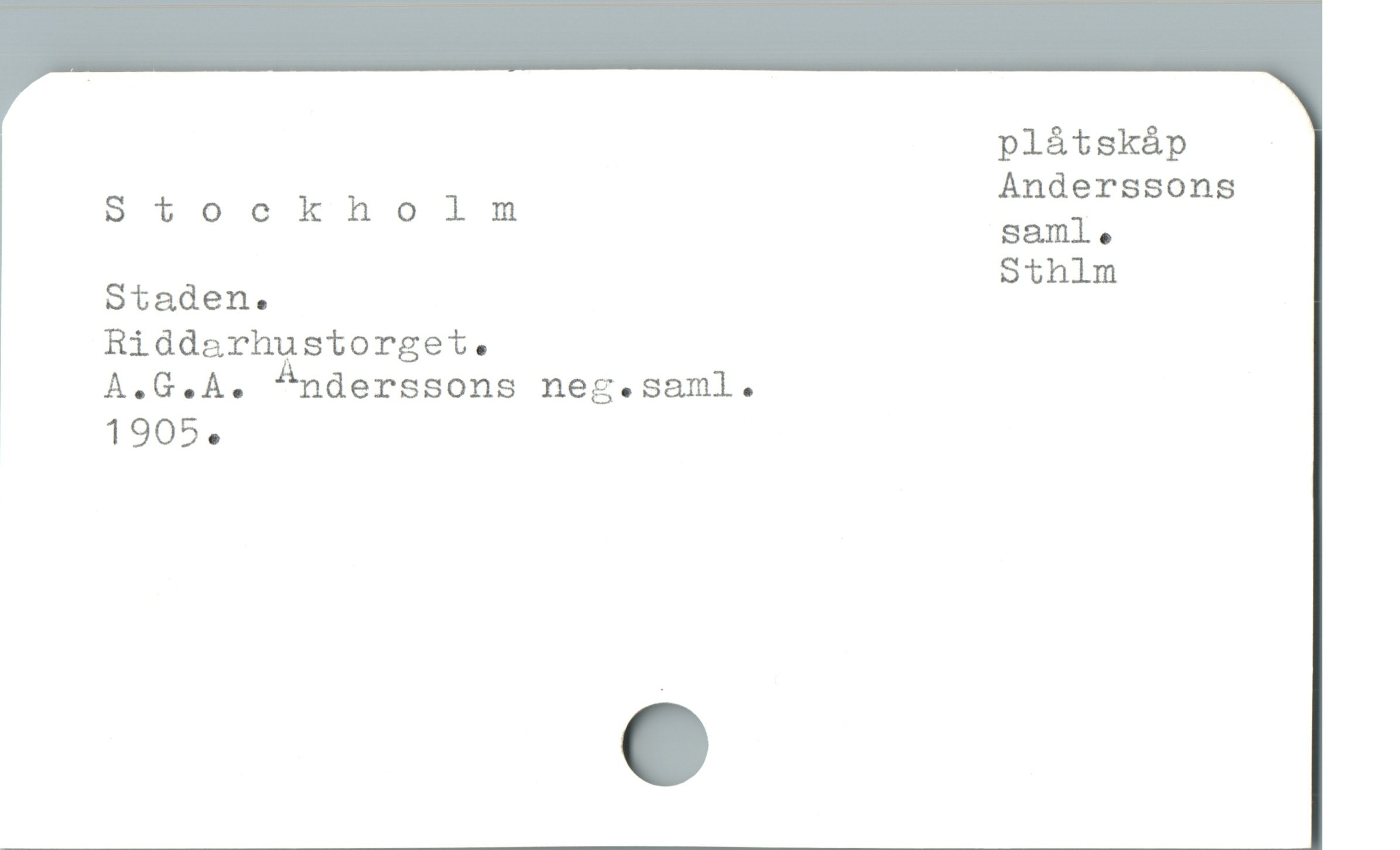  plåtskåp |
5 4 àacfhslmn Anderssons
samle
Sthl
Staden. "
Riddarhustorget.
A.G.A. ^nderssons nec.saml.
1905 .
