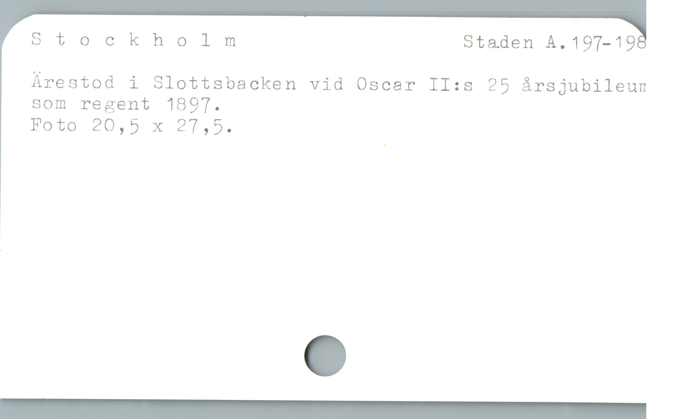 5S t ö c k h o lmm Staden A.197-19

ÀÁrestod i Slottsbacken vid Oscar II:s 25 årsjubileur

Som regent 189T7.

Foto 20,5 x 27,5.
FAE A
