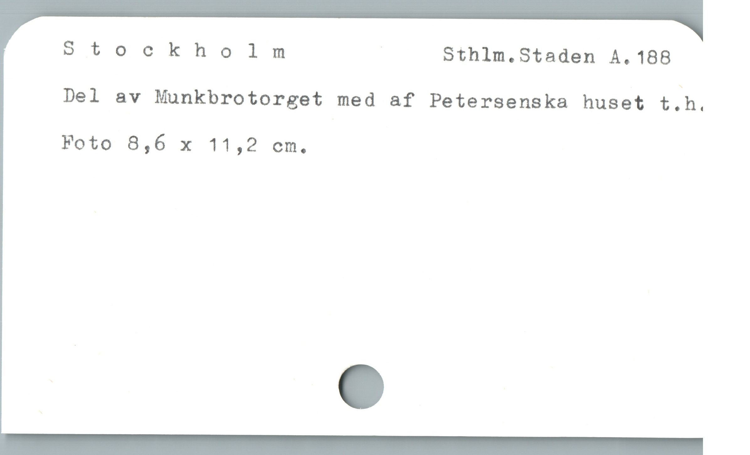  Stockholnmnm | Sthlm.Staden A.188
Del av Munkbrotorget med af Petersenska huset t.h.
Foto 8,6 x 11,2 cm.
