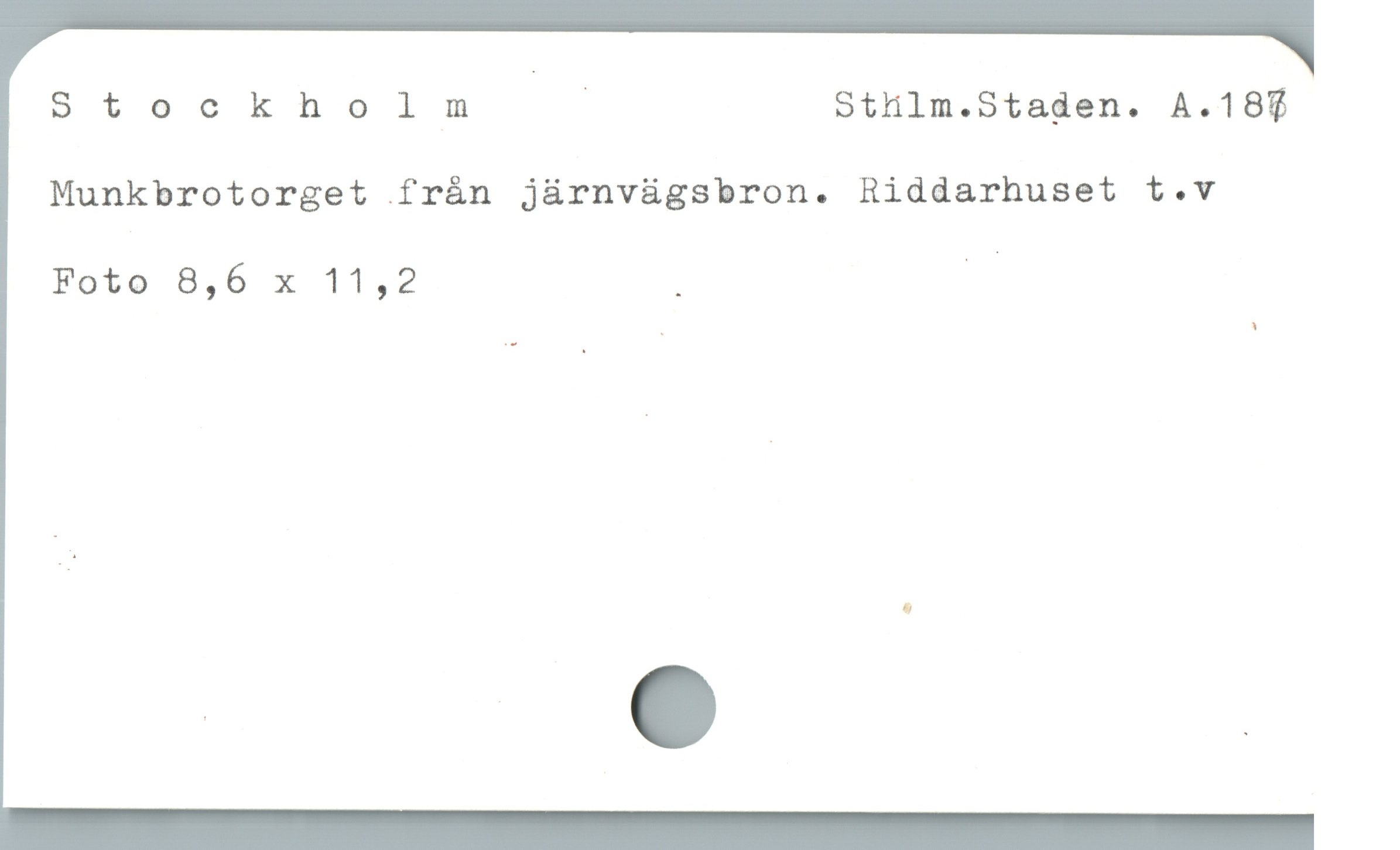 Stockholm / Sthlm.Staden. A.18T7
Munkbrotorget frán jàrnvügsbron. Riddarhuset t.v
Foto 8,6 x 11,2 | B
