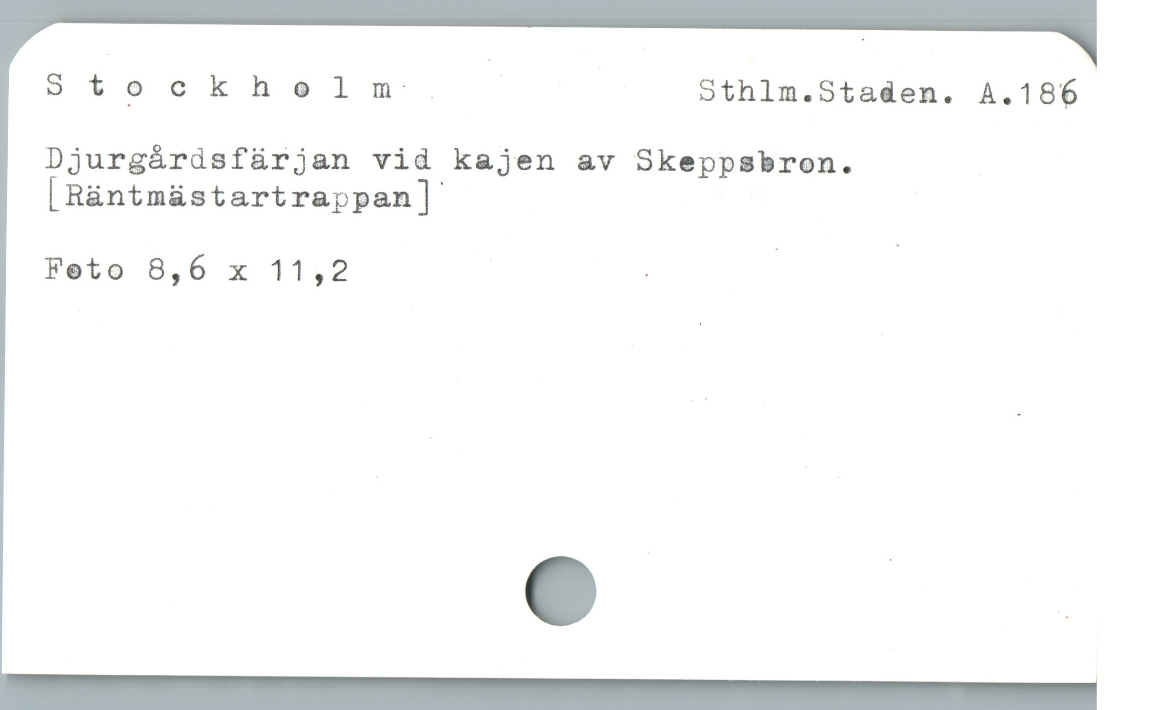  Stockholm . | Sthlm.Staden. A.186
Djurgárdsfürjan vid kajen av Skeppsbron.
|Ràntmüstartrappan]

Feto 8,6 x 11,2 | |
