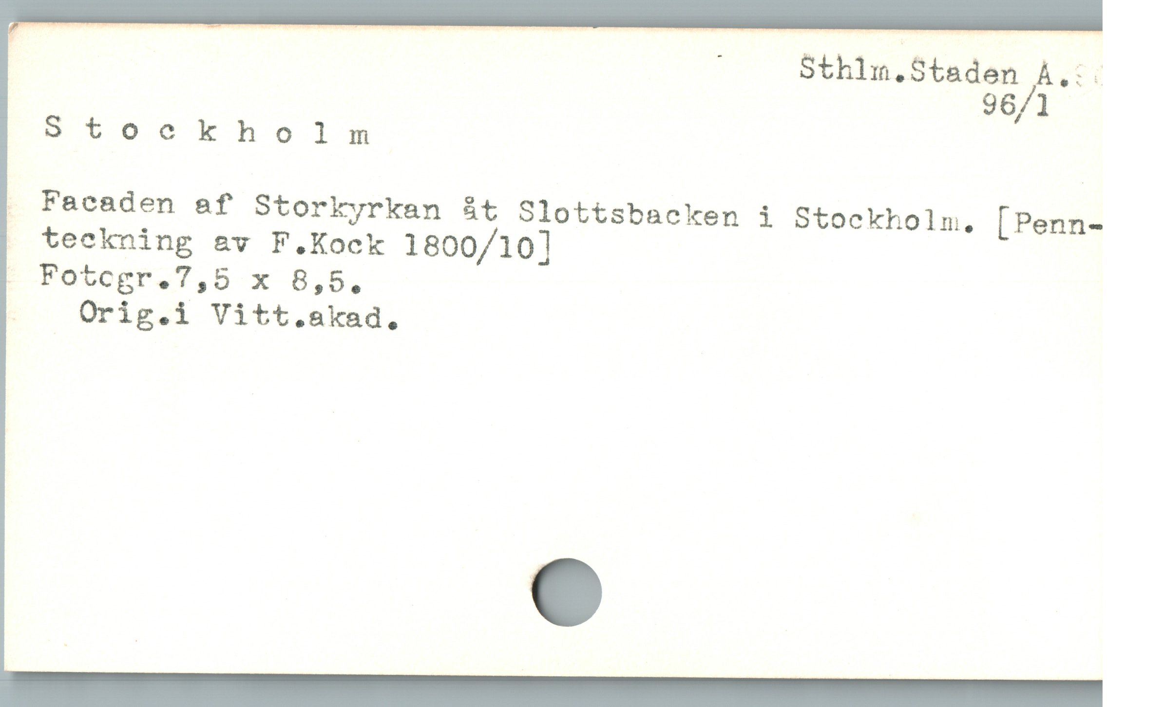  i ” Sthlm.Staden A.::
96/1
Stockholm
, Facaden &f Storkyrkan åt Slottsbacken i Stockholm, [Penn-
« teekning av F.Kock 1800/10]
t Fotcgr.7,5 x B,5,
. Orig.i Vitt.akad,
