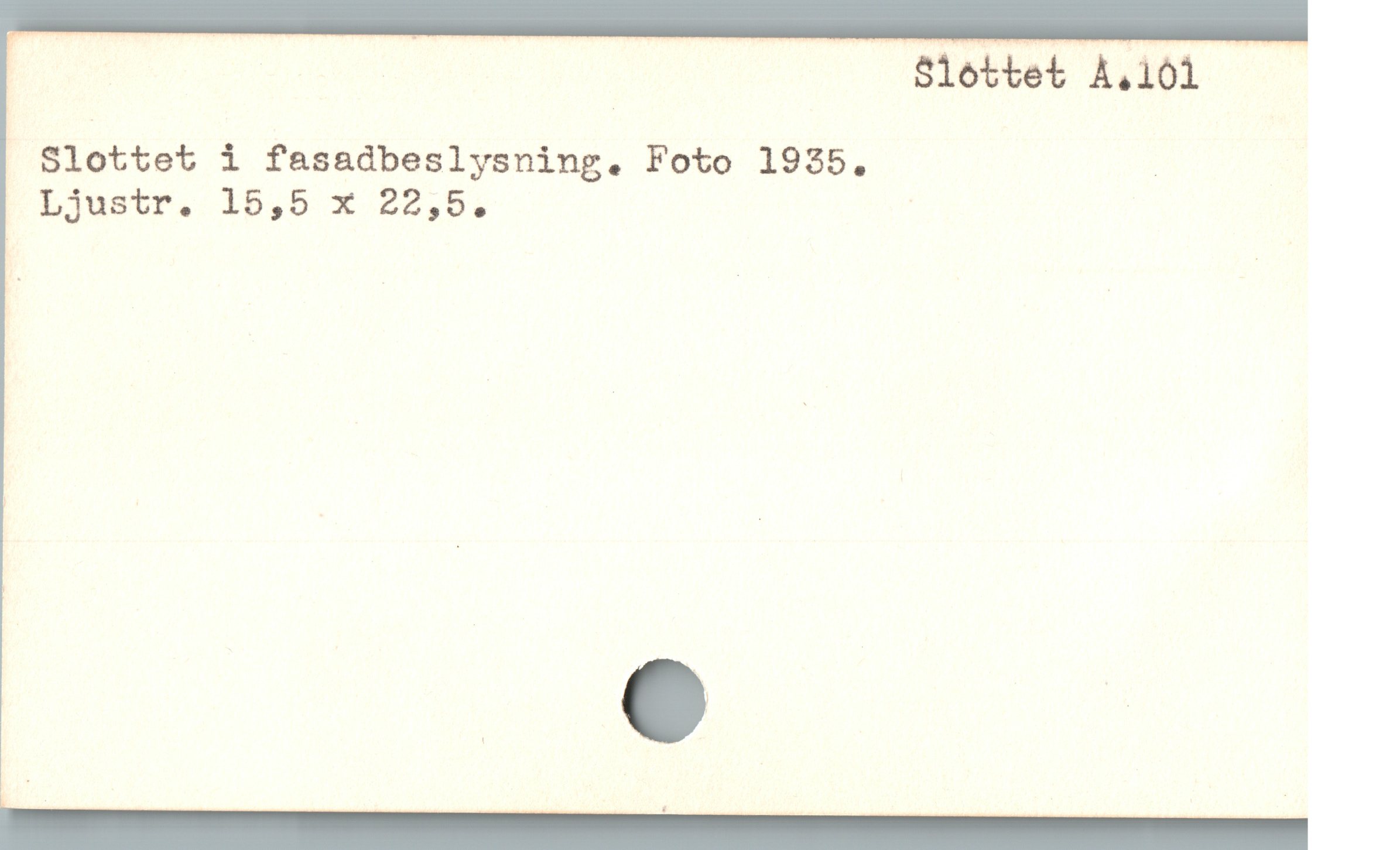  | .. 8Slettet A.l0i -
 Slottet i fasadbeslysning. Foto 1925. |
 Ljustr. 15,5 x 22,5.
