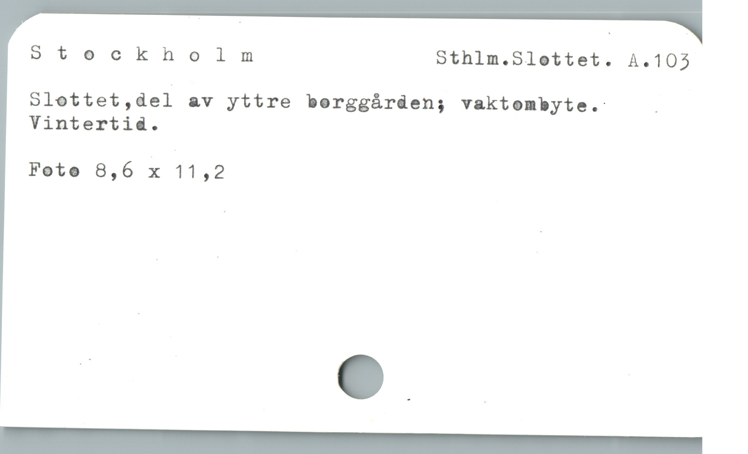  9tocknholm Sthlm.Slottet. A.103
Slattet,åei av yttre borggården; vaktombyte. .
Vintertid.

Fote 8,6 x 11,2

