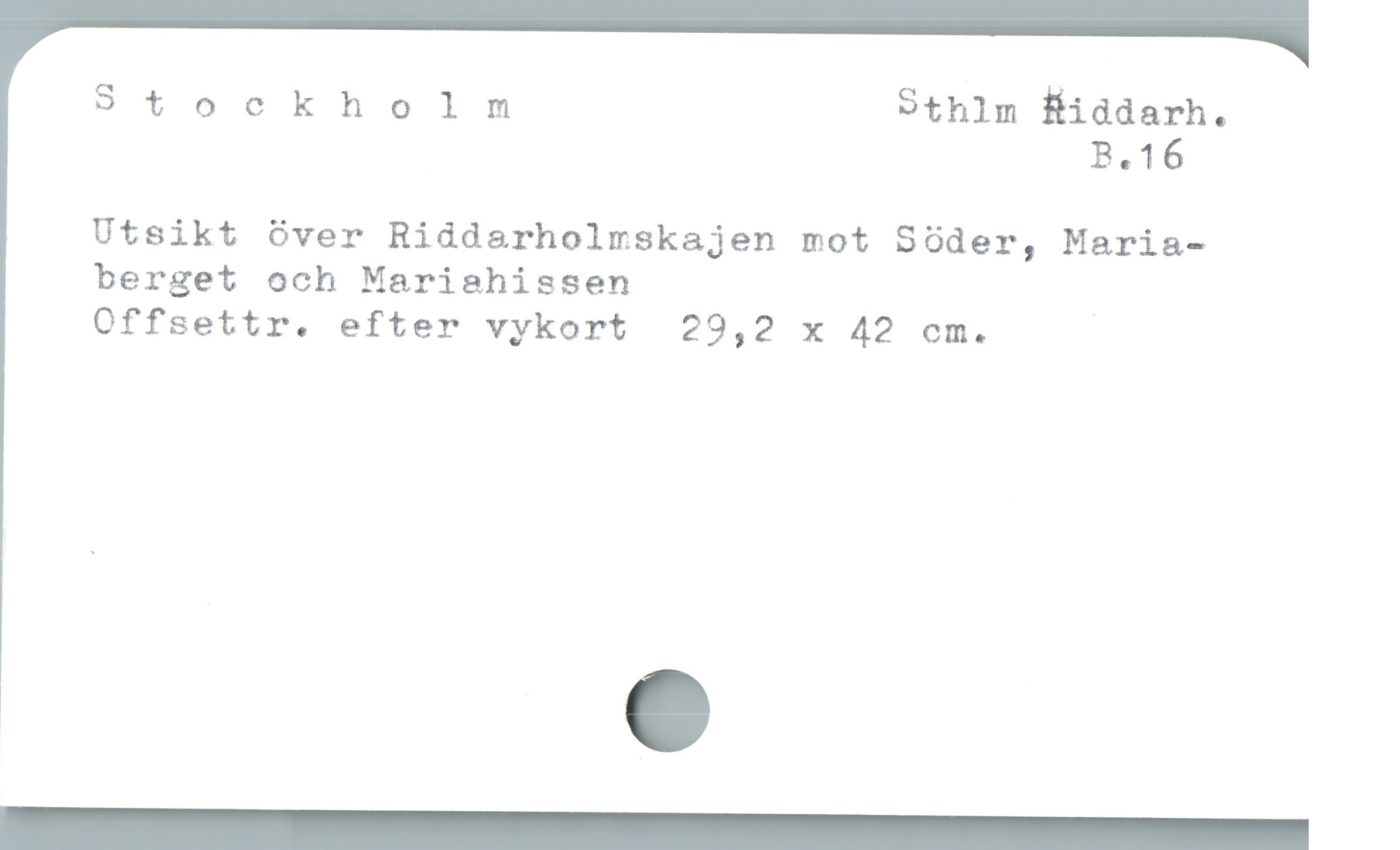  Stockholnm Sthlm Riáddarh.
B.16
Utsikt över Riddarholmskajen mot Söder, Maria-
berget och Marishissen
Offsettr. efter vykort 29,2 x 42 cm.
—— RAURRURU
