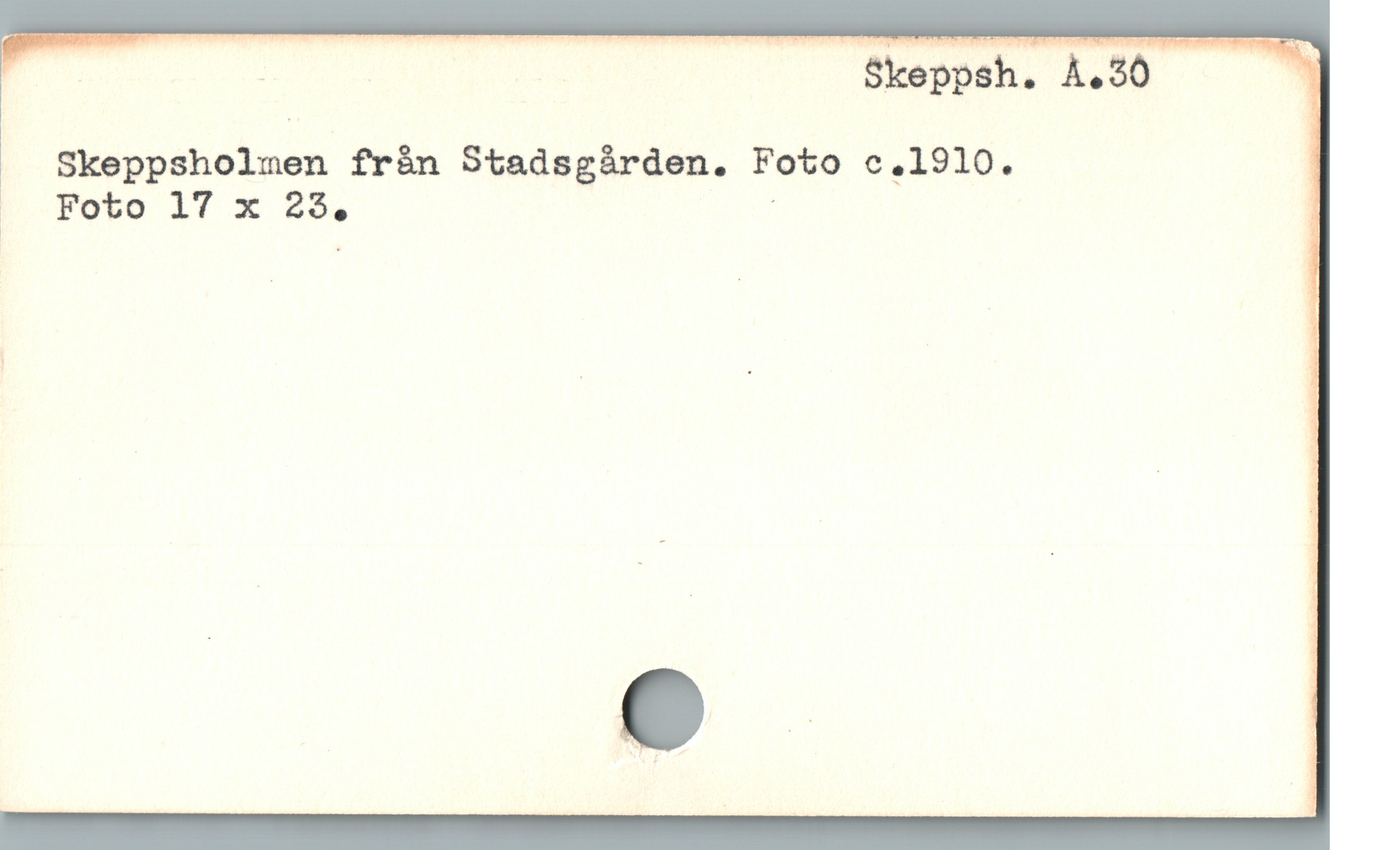  NU T p — $keppeh, ÀA.S0 —— W
Skeppsholumen från Stadsgárden. Foto c.1910.
i Foto 17 x 33, ; ]
