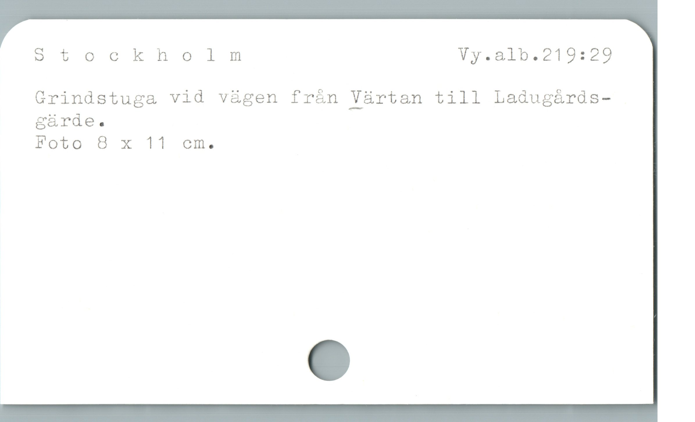  otockholm Vy.al1b.219:29
Crindstuga vid vügen från Vürtan till Ladugárds-
grde.

Foto 8 x 11 em.
