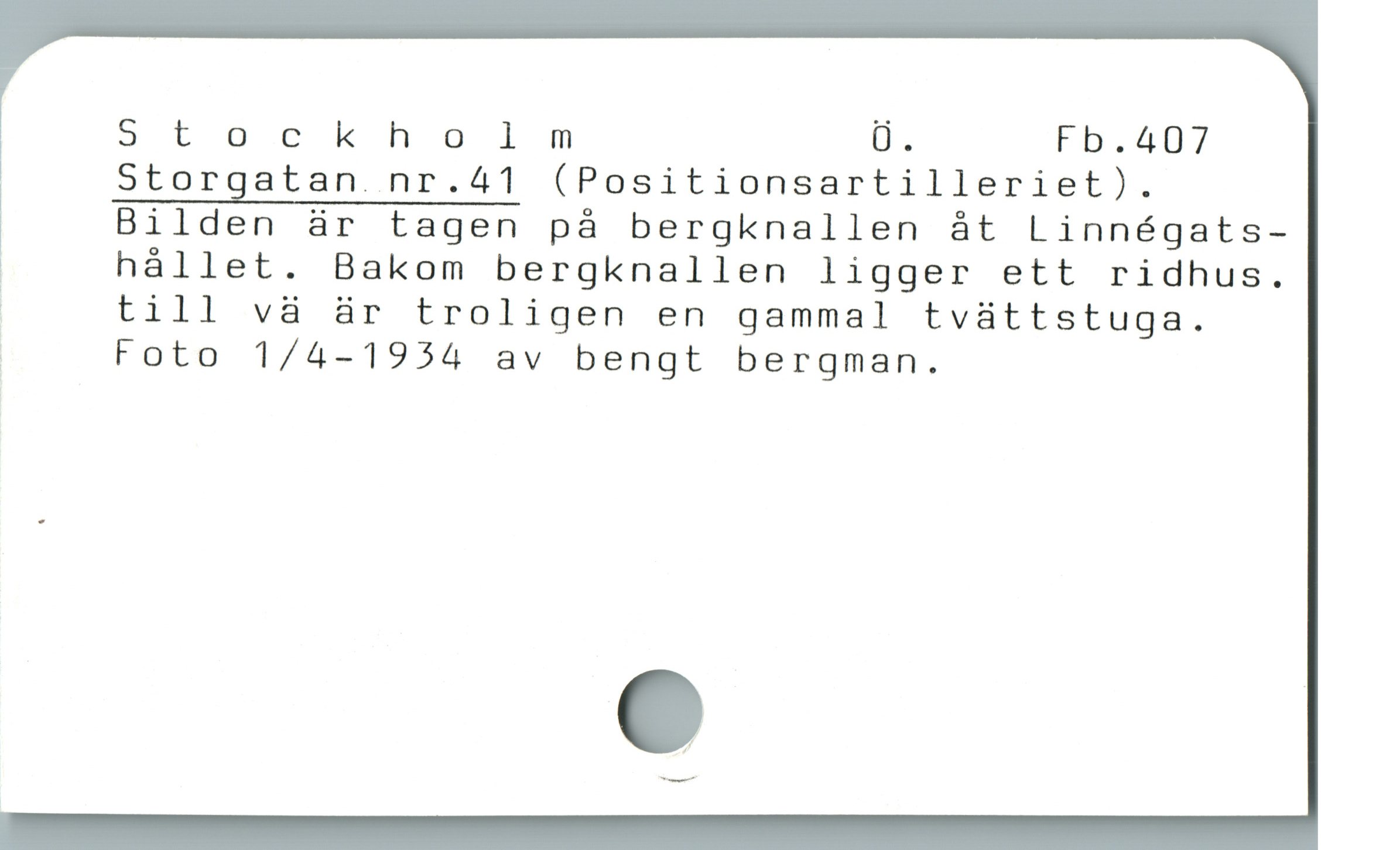  Stockholm D. Fb.407
_ Storgatan nr.41 (Positionsartilleriet).
* Bilden är tagen på bergknallen åt Linnégats-
g hállet. Bakom bergknallen ligger ett ridhus.
| till vä är troligen en gammal tváttstuga.
| Foto 1/4-1954 av bengt bergman.
