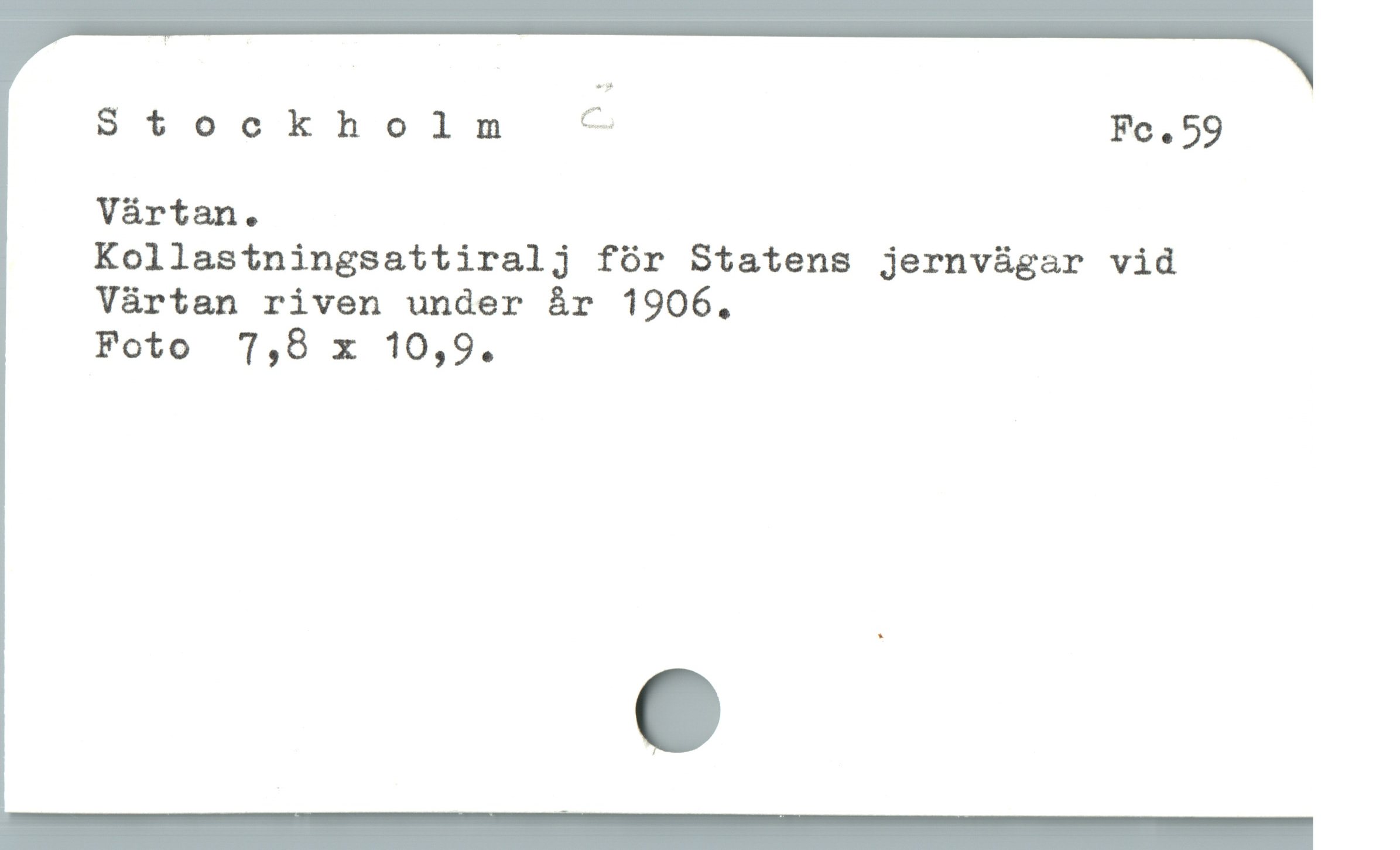  Stockholmnm C Fc .59
Värtan.

Kollastningsattiralj för Statens jernvägar vid
Värtan riven under år 1906.

Foto 7,8 x 10,9.
