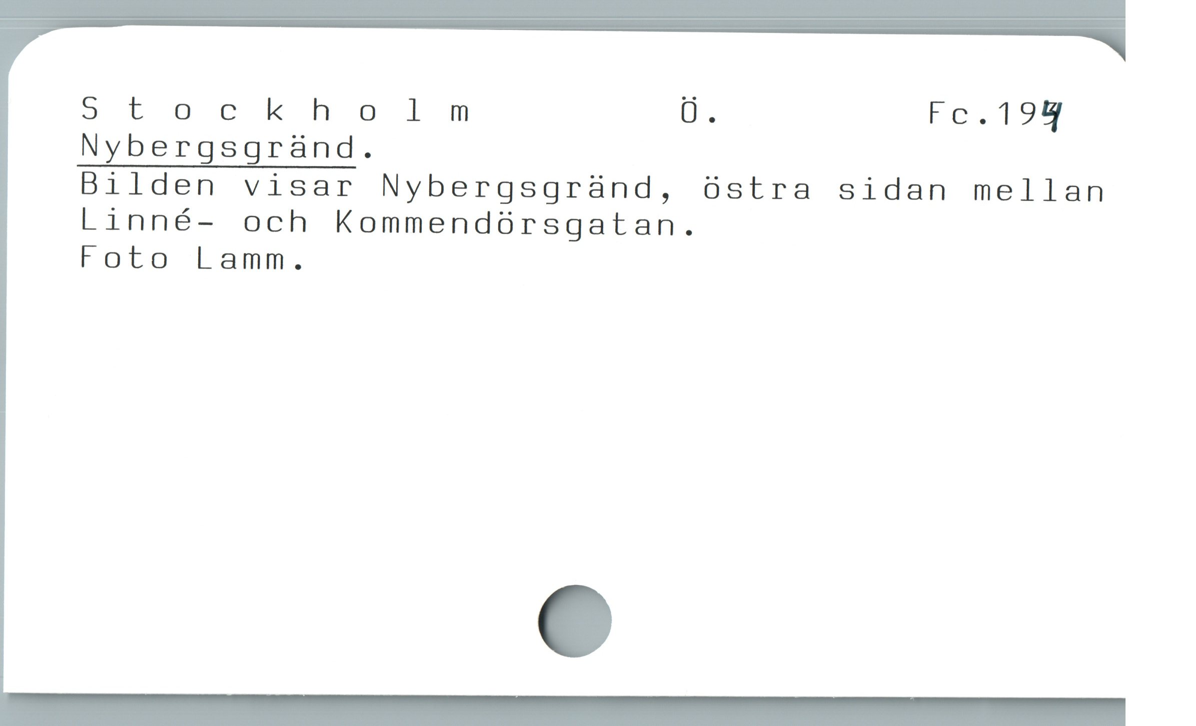  Stockholm m P B.T9N
Nybergsgrànd.

Bilden visar Nybergsgrànd, östra sidan mellan
Linné- och Kommendürsgatan.

Foto Lamm.
