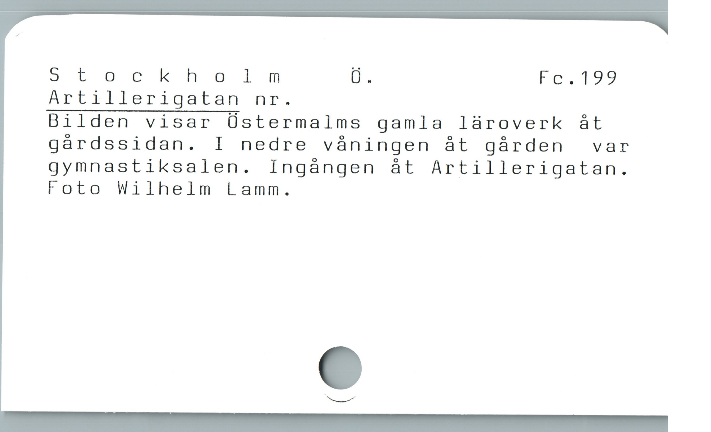  Stockholmm Ü. Fa 199
Artillerigatan nr.

Bilden visar Üstermalms gamla làroverk át
gárdssidan. I nedre váningen át gárden var
gymnastiksalen. Ingángen åt Artillerigatan.
Foto Wilhelm Lamm.
