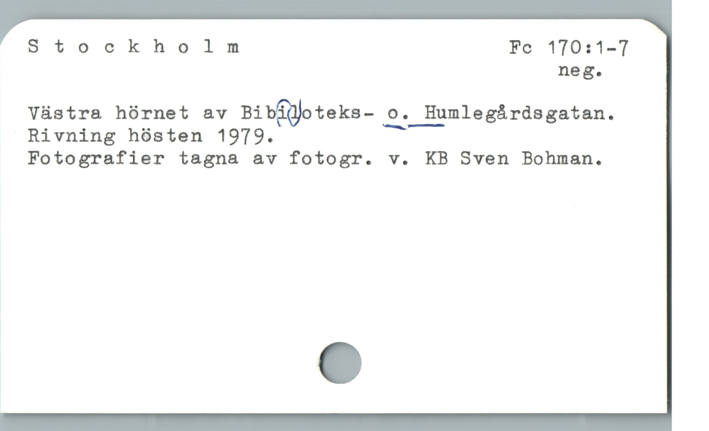  Stockholm Fe 170:1-7
neg.

Västra hörnet av Bibff(yoteks- o. Humlegårdsgatan.

Rivning hösten 1979. —

Fotografier tagna av fotogr. v. KB Sven Bohman.

