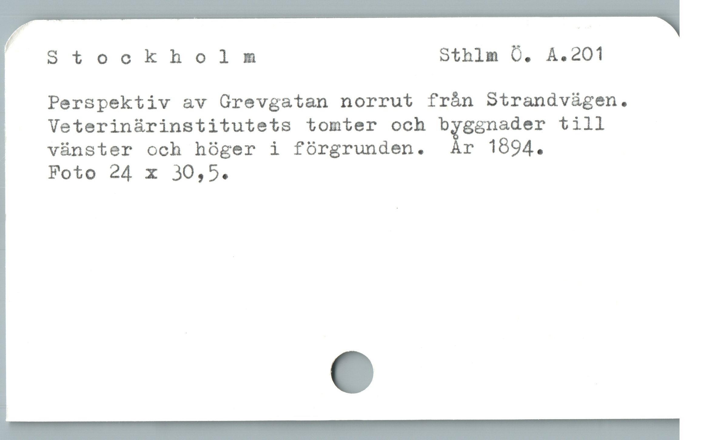  í Stockholn Sthlm O. A.201
Perspektiv av Grevgatan norrut frán Strandvágen.
Veterin&rinstitutets tomter och bïggnader till
vünster och hóger i fórgrunden. r 1894.

Foto 24 x 30,5.
