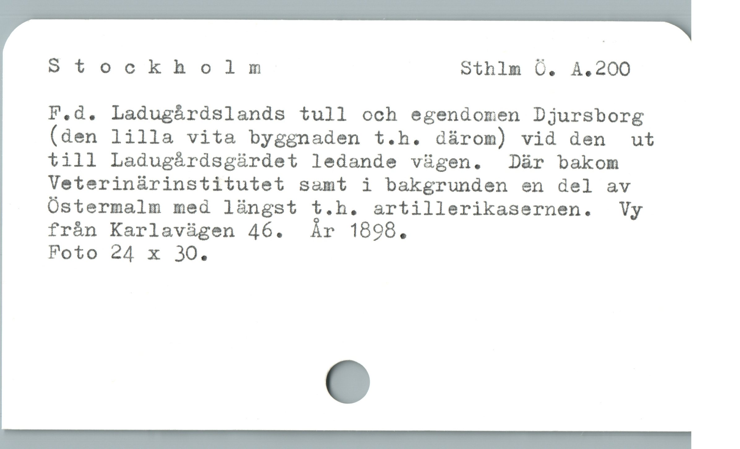 Stockholm Sthlm Ö. A.200
F.d. Ladugårdslands tull och egendomen Djursborg
(den lilla vita byggnaden t.h. dürom) vid den ut
till Ladugàárdsgàrdet ledande vàgen.  Dàr bakom
Veterinárinstitutet samt i bakgrunden en del av
Óstermalm med làngst t.h. artillerikasernen.  Vy
fràn Karlavügen 46. År 1898,

Foto 24 x 30.
