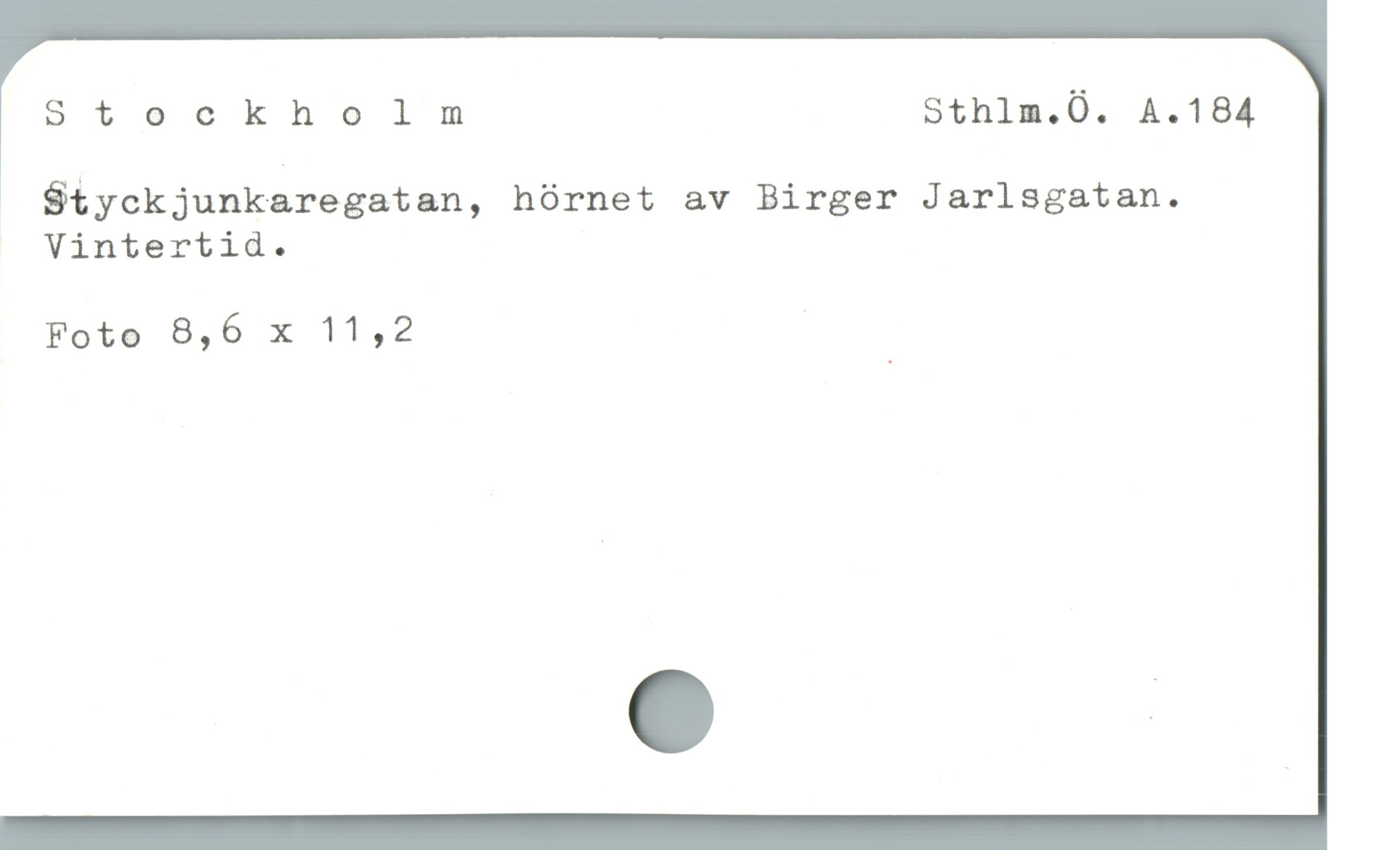  Stockholm Sthlm.Ö. A.184
” Styckjunkaregatan, hörnet av Birger Jarlsgatan.

Vintertid.

Foto 8,6 x 11,2 |
