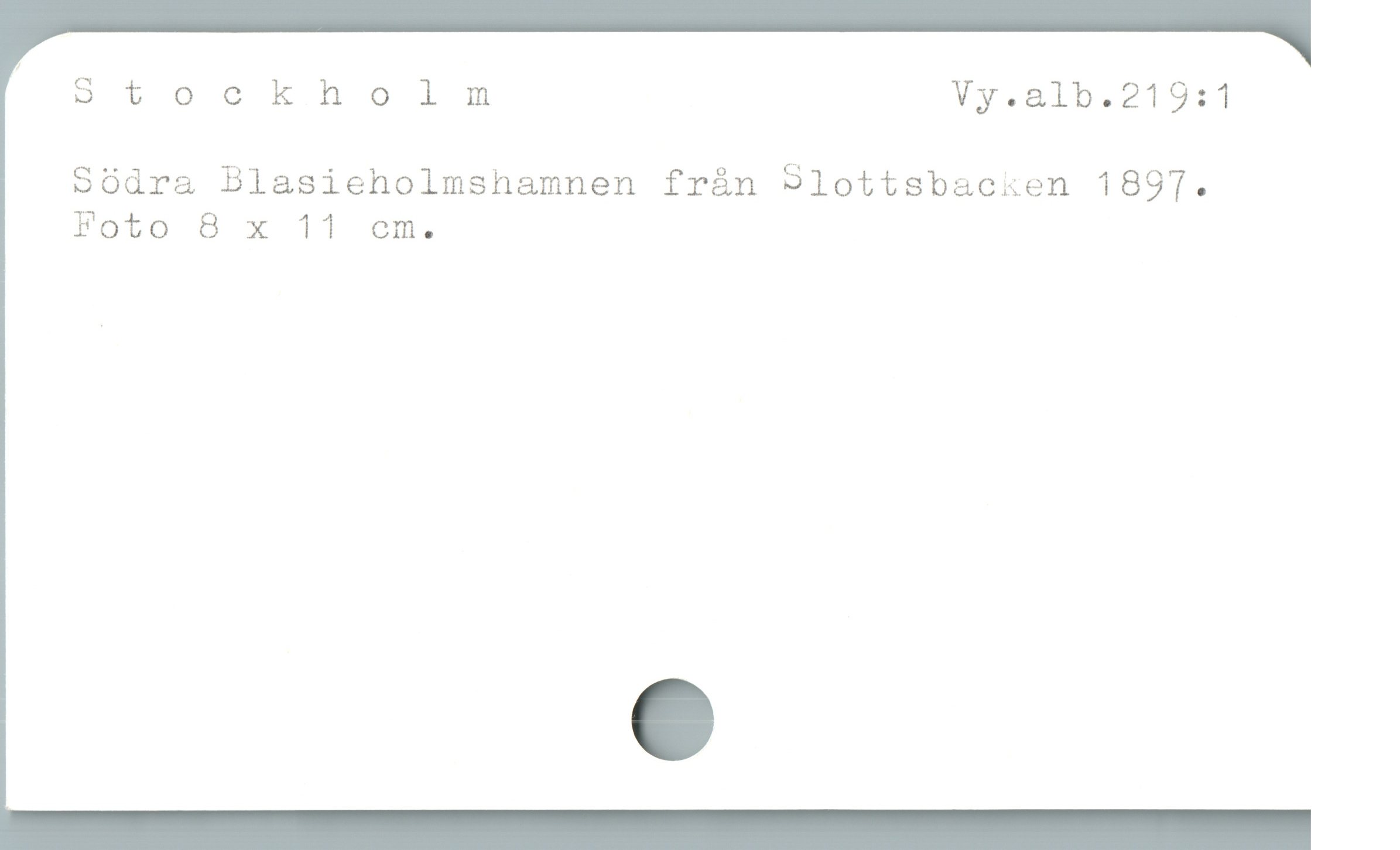  oöS tockholnm Vy.alb.219:1
Södra Blasieholmshamnen från 9lottsbacken 1897.
Foto 8 x 11 cm.

