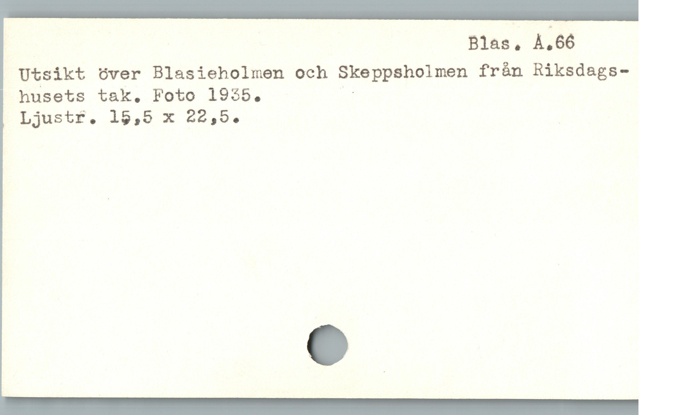  Blas, À,66
Utsikt över Blasieholmen och Skeppsholmen fràn Riksdags-
husets tak. Foto 1935. B
Ljustr. 15,5 x 22,5. |
