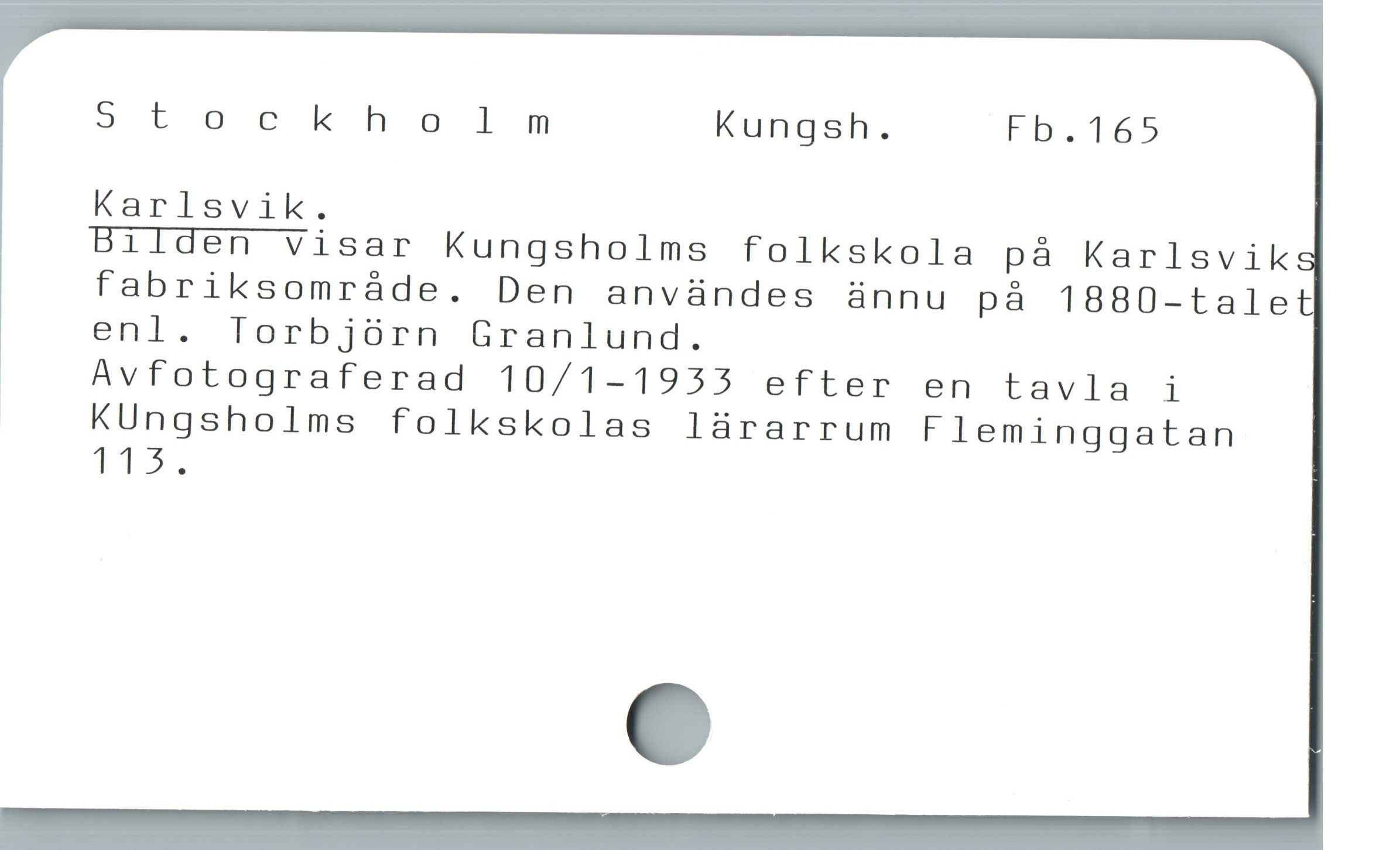  5tockholm Kungsh. Fb.165
Karlsvik.

Bilden visar Kungsholms folkskola på Karlsvik
fabriksomráde. Den användes ännu på 1880-tale
enl. Torbjörn Granlund.

Avfotograferad 10/1-1933 efter en tavla i
KUngsholms folkskolas lürarrum Fleminggatan
113 ,
