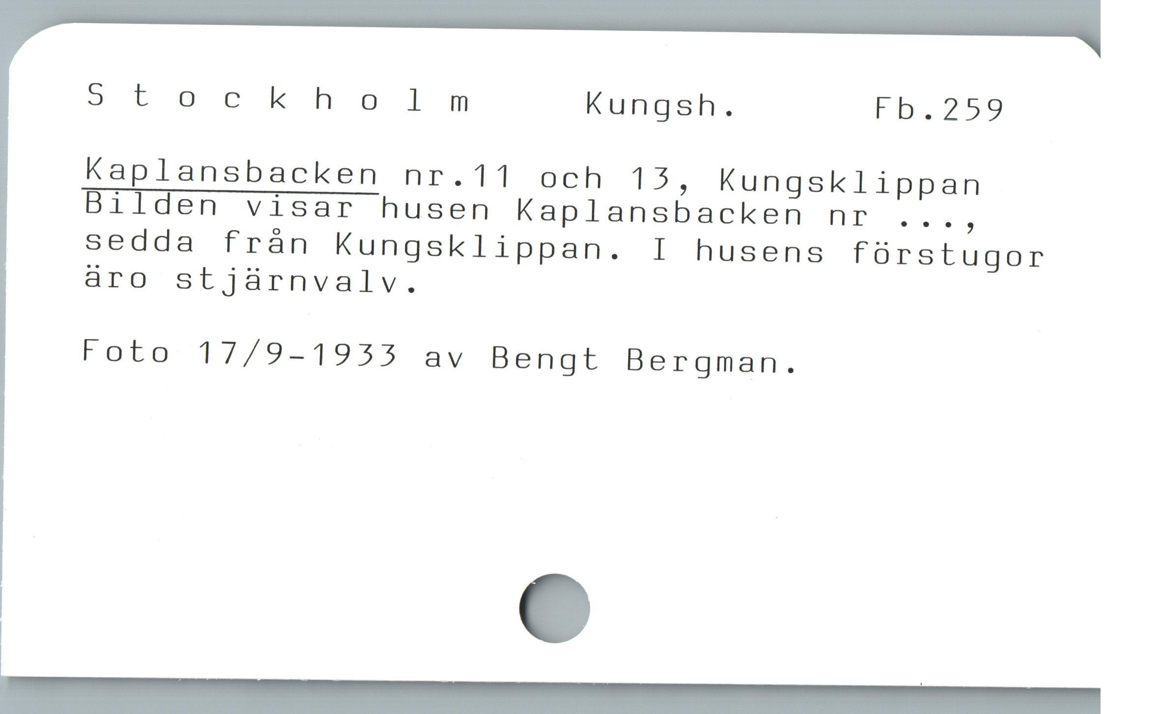  Stockholm Kungsh. Fb.259
Kaplansbacken nr.11 och 15, Kungsklippan
Bilden visar husen Kaplansbacken nr ...,
sedda fràn Kungsklippan. I husens fórstugor
äro stjáürnvalv.

Foto 17/9-1955 av Bengt Bergman.
