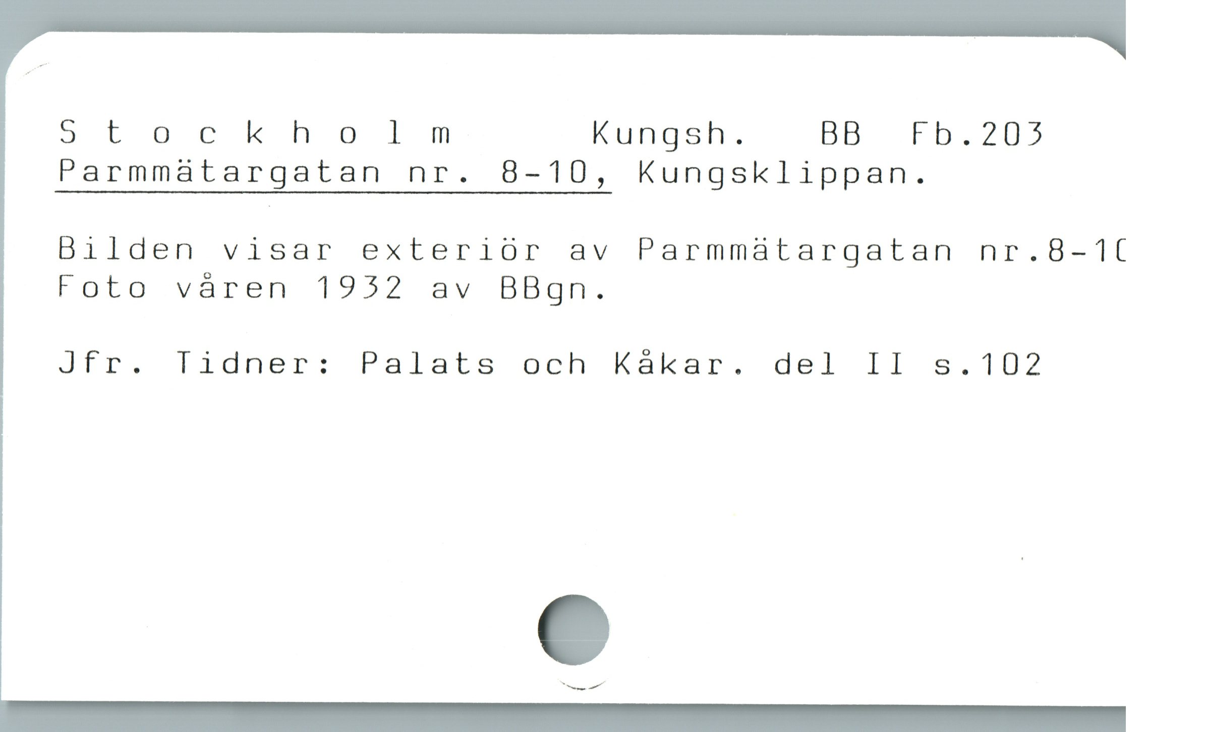  5tockholm Kungsh. BB Fb.205
Parmmaátargatan nr. 8-10, Kungsklippan.

Bilden visar exteriór av Parmmatargatan nr.8-1(
Foto váren 1952 av BBgn.

Jfr. Tidner: Palats och Kákar. del II s.102
