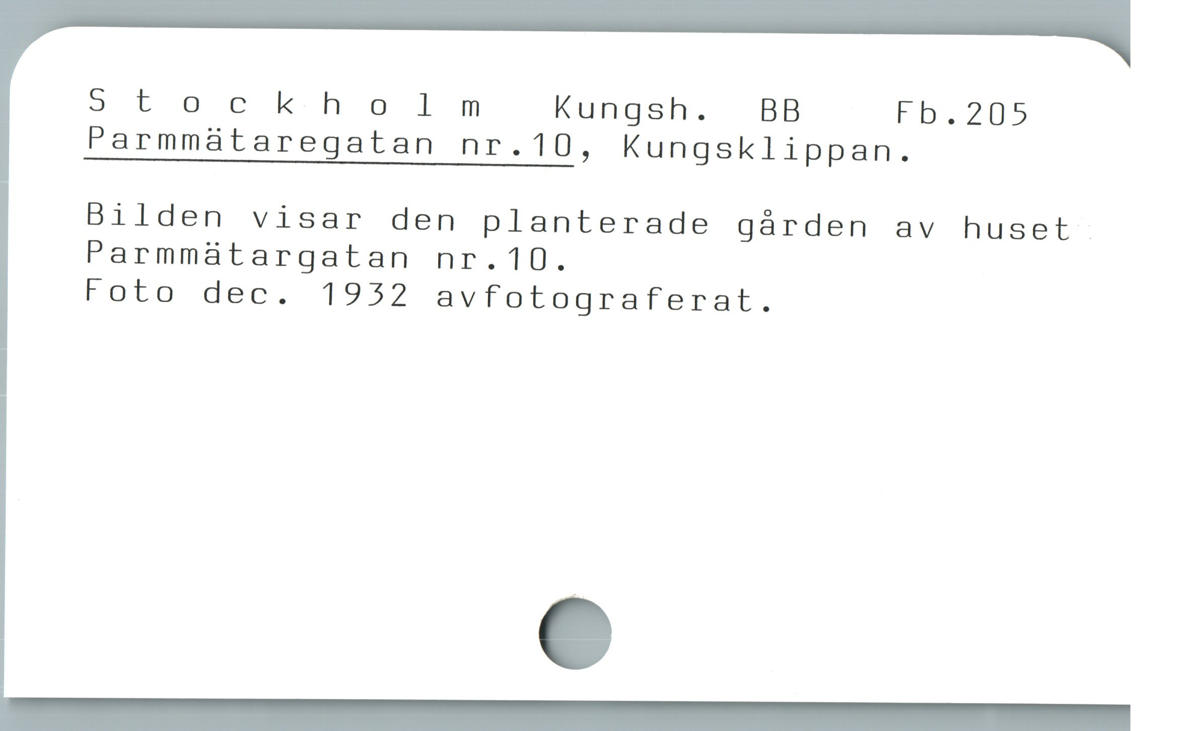  St ockholm Kungsh.  BB Fb.2D05
Parmmaátaregatan nr.10, Kungsklippan.

Bilden visar den planterade gárden av huset
Parmmaátargatan nr.10.

Foto dec. 1952 avfotograferat.
