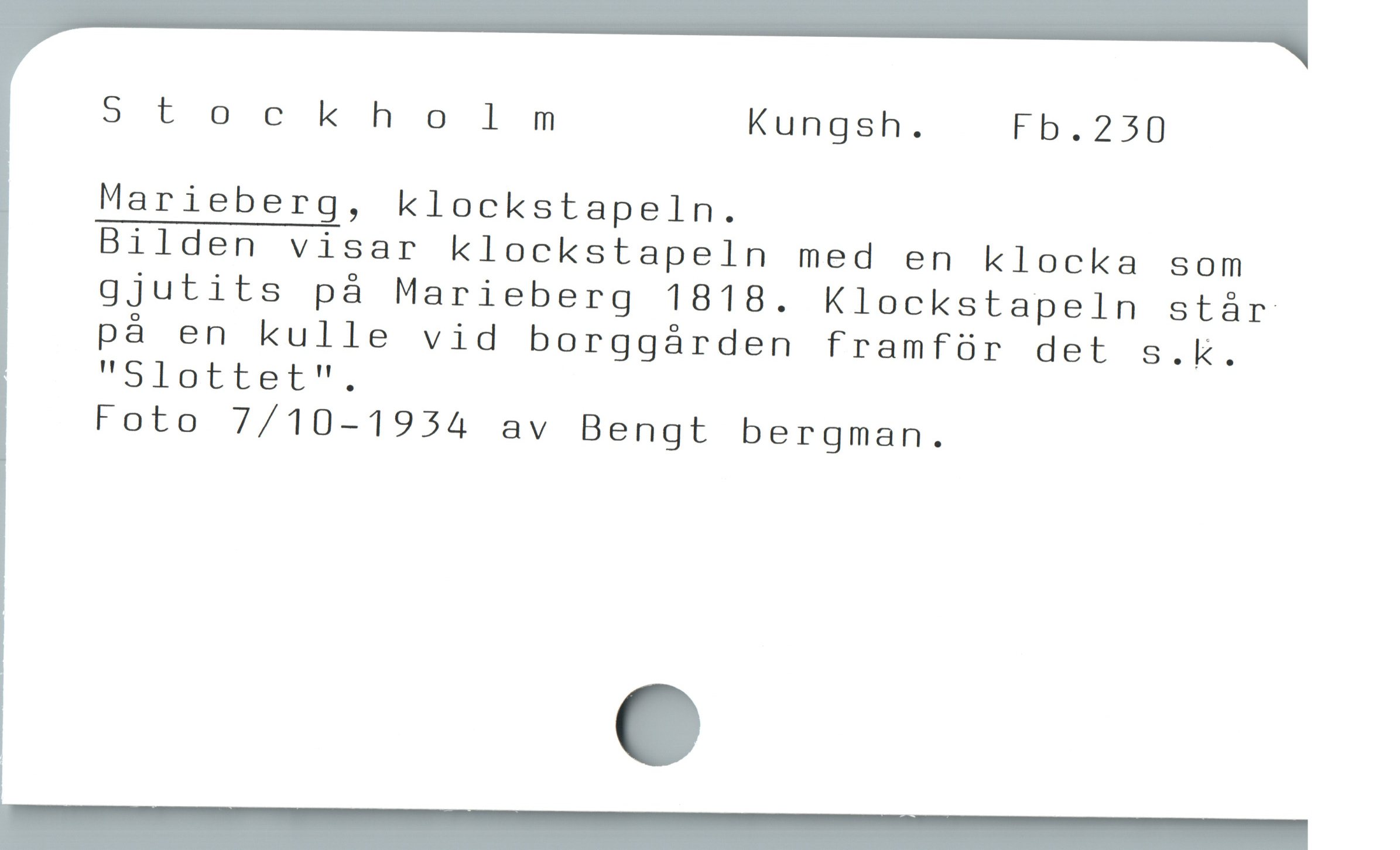  Stockholm Kungsh. Fb.230
Marieberg, klockstapeln.

Bilden visar klockstapeln med en klocka som
gjutits på Marieberg 1818. Klockstapeln stár
på en kulle vid borggården framför det s.k.
"Slöttet"”,

Foto 7/10-1934 av Bengt bergman.
