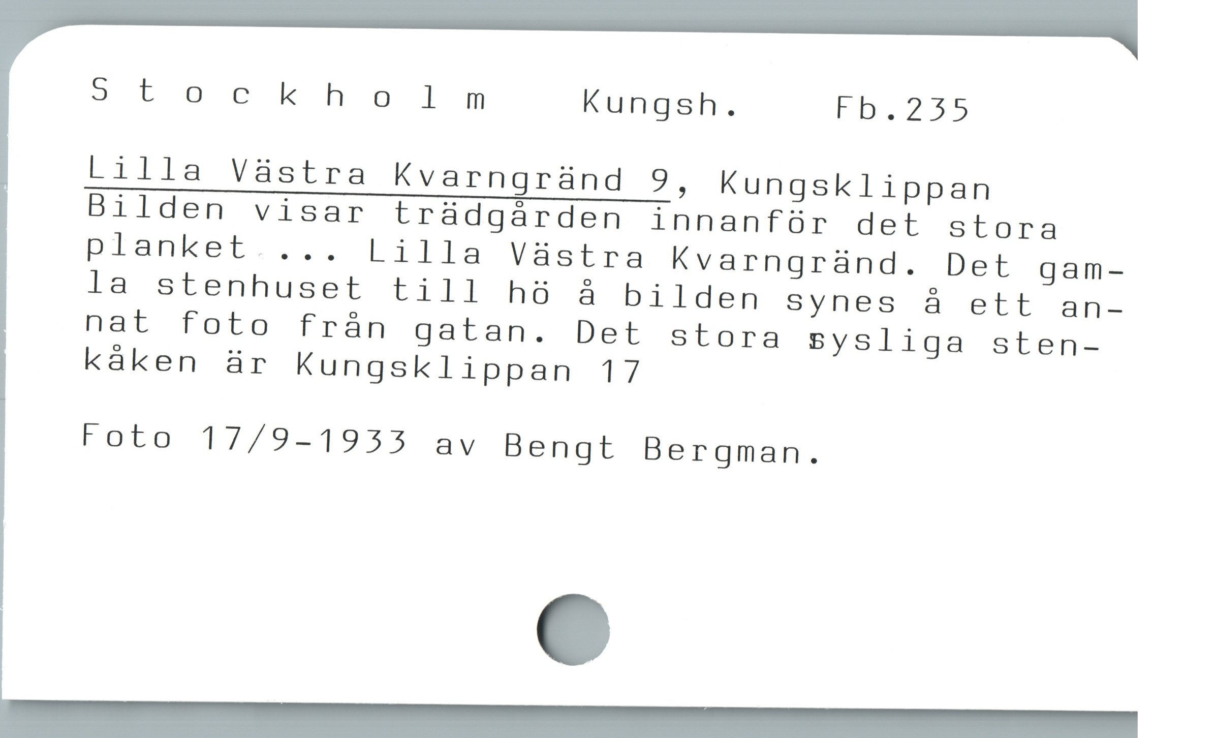  5tockholnm Kungsh. Fb.255

Lilla Váàstra Kvarngründ 9, Kungsklippan
Bilden visar trádgárden innanfóür det stora
planket.... Lilla Vàstra Kvarngraànd. Det gam-
la stenhuset till h8 å bilden Synes à ett an-
nat foto från gatan. Det stora sysliga sten-
kàken är Kungsklippan 17

Foto 17/9-1955 av Bengt Bergman.
