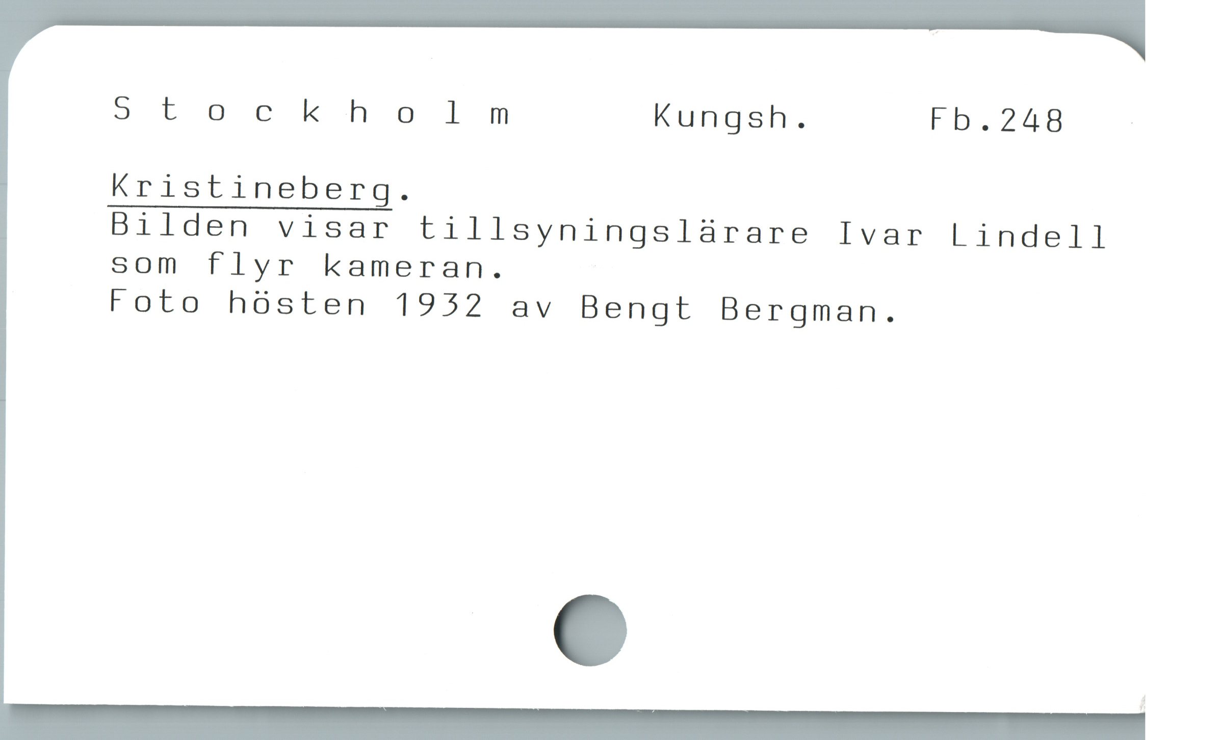  5tockholm Kungsh. Fb.248 |
Kristineberg.

Bilden visar tillsyningslürare Ivar Lindell
som flyr kameran.

Foto hósten 1932 av Bengt Bergman.
