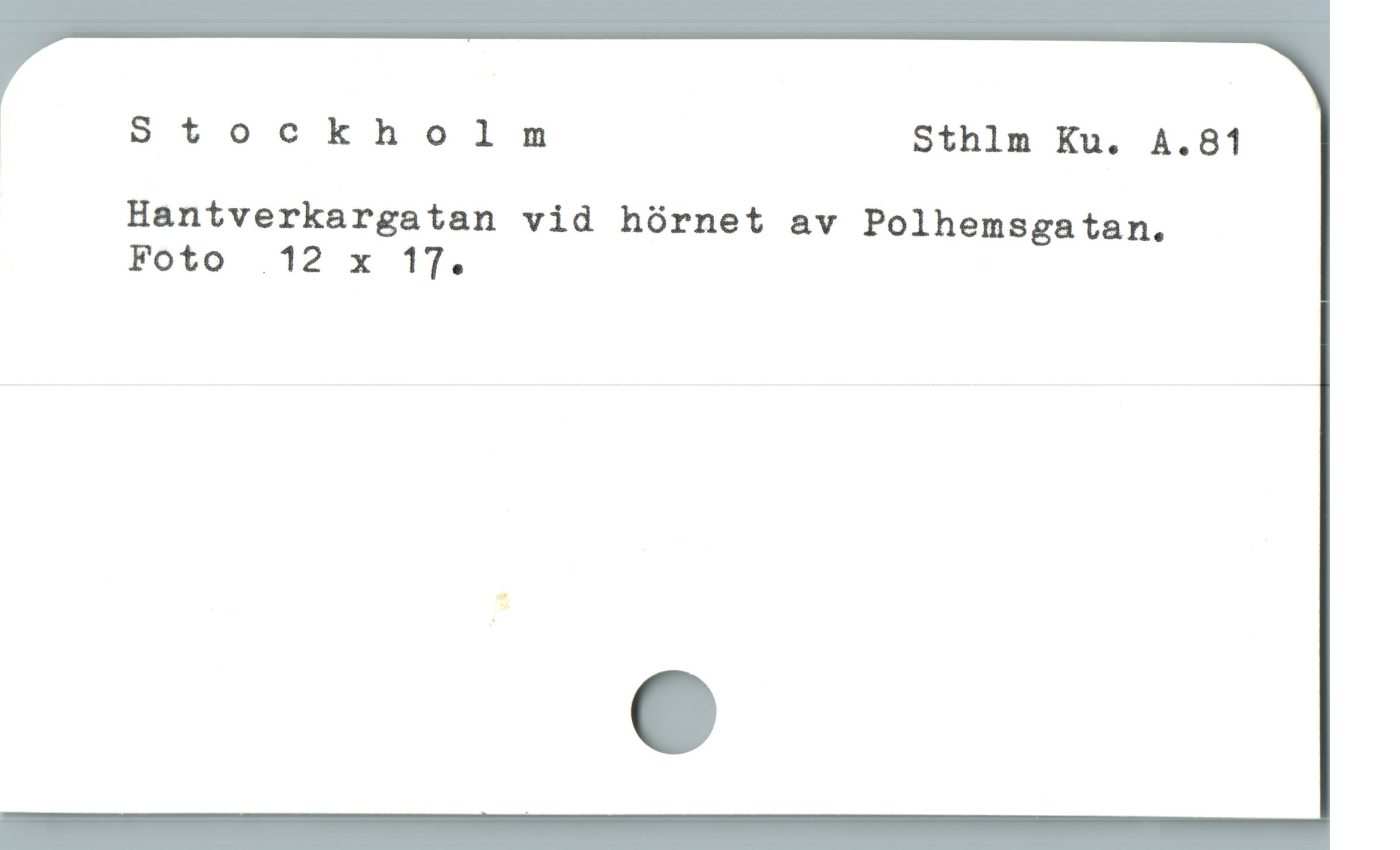  ï Stockholm Sthlm Ku. A4.81
Hantverkargatan vid hórnet av Polhemsgatan.
Foto 12 x 17.
