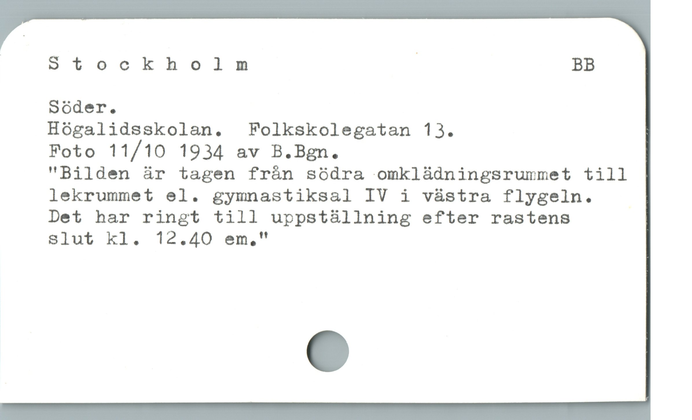  | Stockholmnmnm BB
Sóder.
Hógalidsskolan.  Folkskolegatan 13.
Foto 11/10 1934 av B.Bgn.
"Bilden är tagen från södra omklüdningsrummet till
lekrummet el. gymnastiksal IV i vàástra flygeln.
Det har ringt till uppstàállning efter rastens
slut kl. 12.40 em,"
