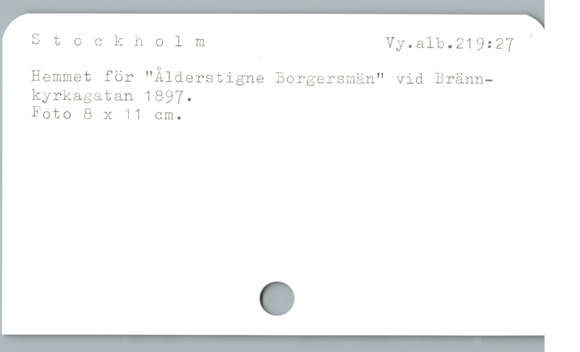 9tocknholm Vy.alb.219:2T j
Hemmet för "Älderstigne Borgersmän" vid Bränn-
kyrkagatan 1897.
Foto 8 x 11 cm.