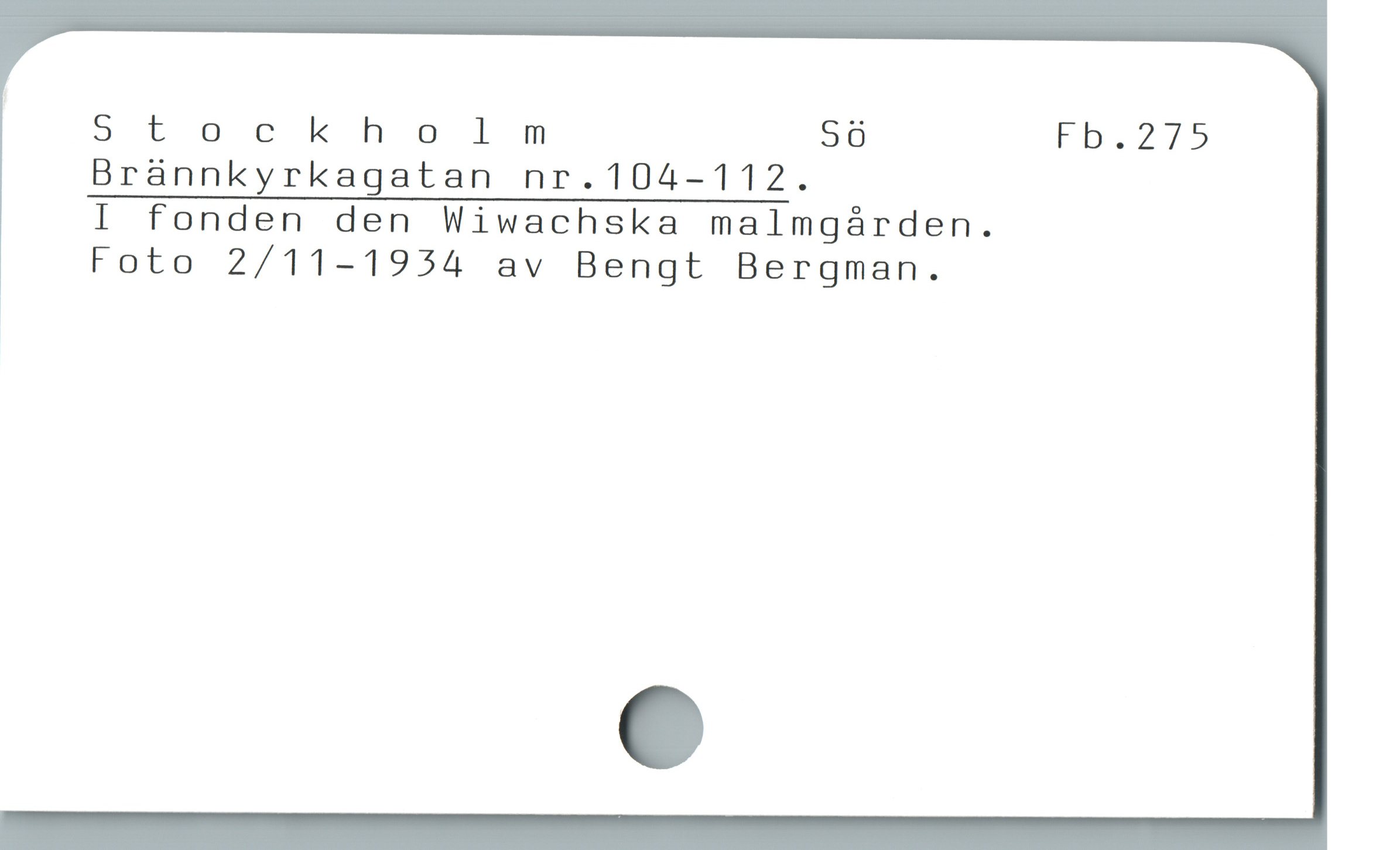 5 tockholm Sö Fb.275
Braànnkyrkagatan nr.104-112.
I fonden den Wiwachska malmgárden.
Foto 2/11-1954 av Bengt Bergman.
|