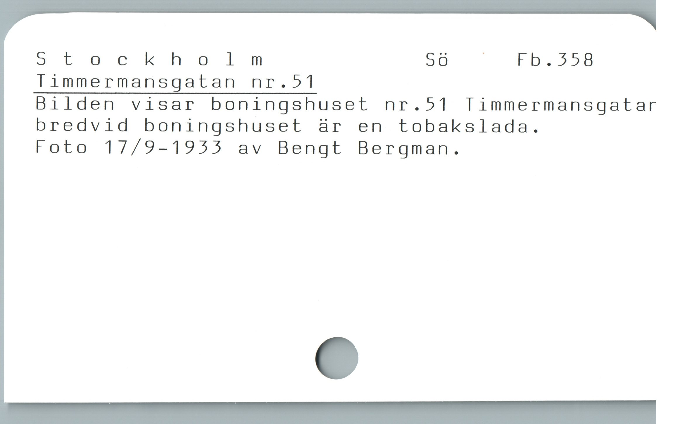  St ockholm 8 — FD, 328
Timmermansgatan nr.>51

Bilden visar boningshuset nr.51 Timmermansgatar
bredvid boningshuset är en tobakslada.

Foto 17/9-1933 av Bengt Bergman.
