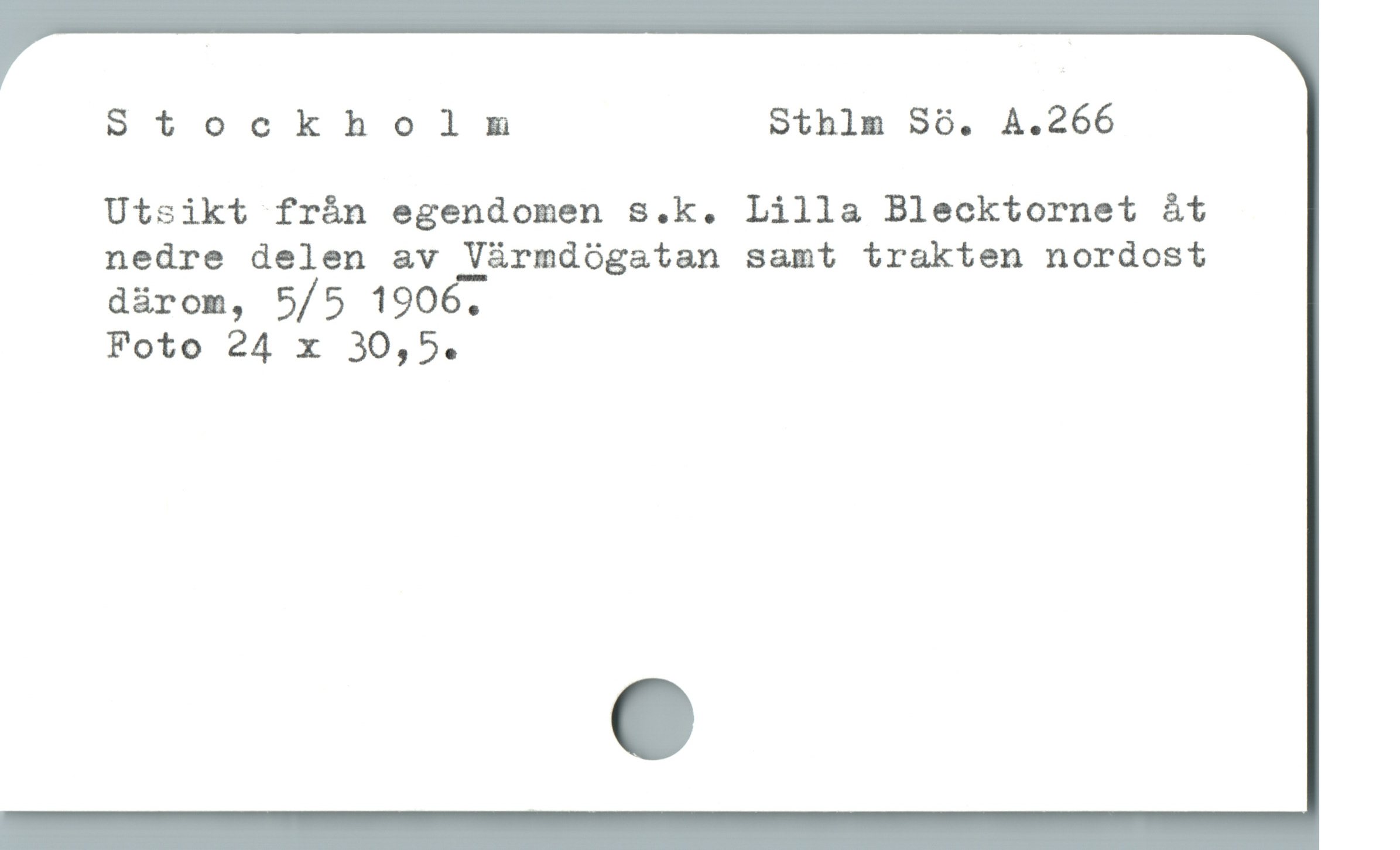 Stockholm Sthlm Sö. A.266
Utsikt från egendomen s.k. Lilla Blecktornet åt
nedre delen av Vármdógatan samt trakten nordost
dárom, 5/5 1906.

Foto 24 x 30,5.
