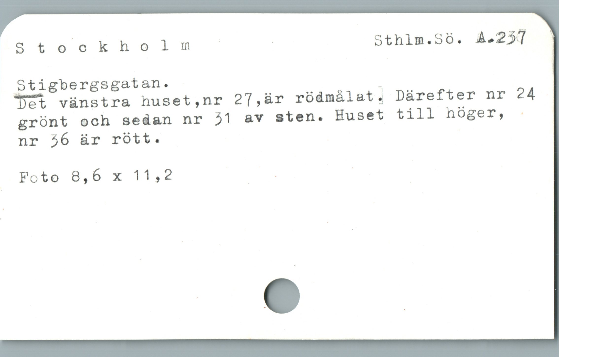 Stockholm - | Sthlm.S360. A.237 -
Stigbergsgatan. - Ö
Det vänstra huset,nr 21,är rödmålat. Därefter nr 24
grönt och sedan nr 31 av sten. Huset till höger, -
nr 36 är rött. | ;
Foto 8,6 x 11,2 V |