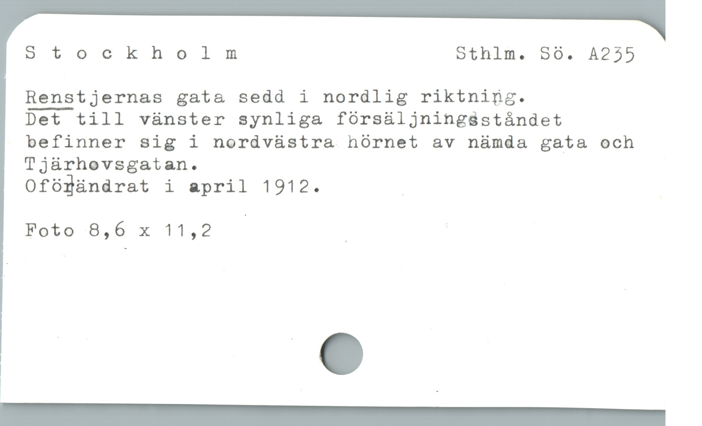 Stockholm othlm. SO0. A255
Renstjernas gat& sedd i nordlig riktning.
Det till vünster synliga foórsáljning$stándet
» befinner sig i nordv&üstra hórnet av nümda gata och
Tjrhovsgatan.
Oföåändrat i april 1912.
Foto 8,6 x 11,2 — | |
|
. e
