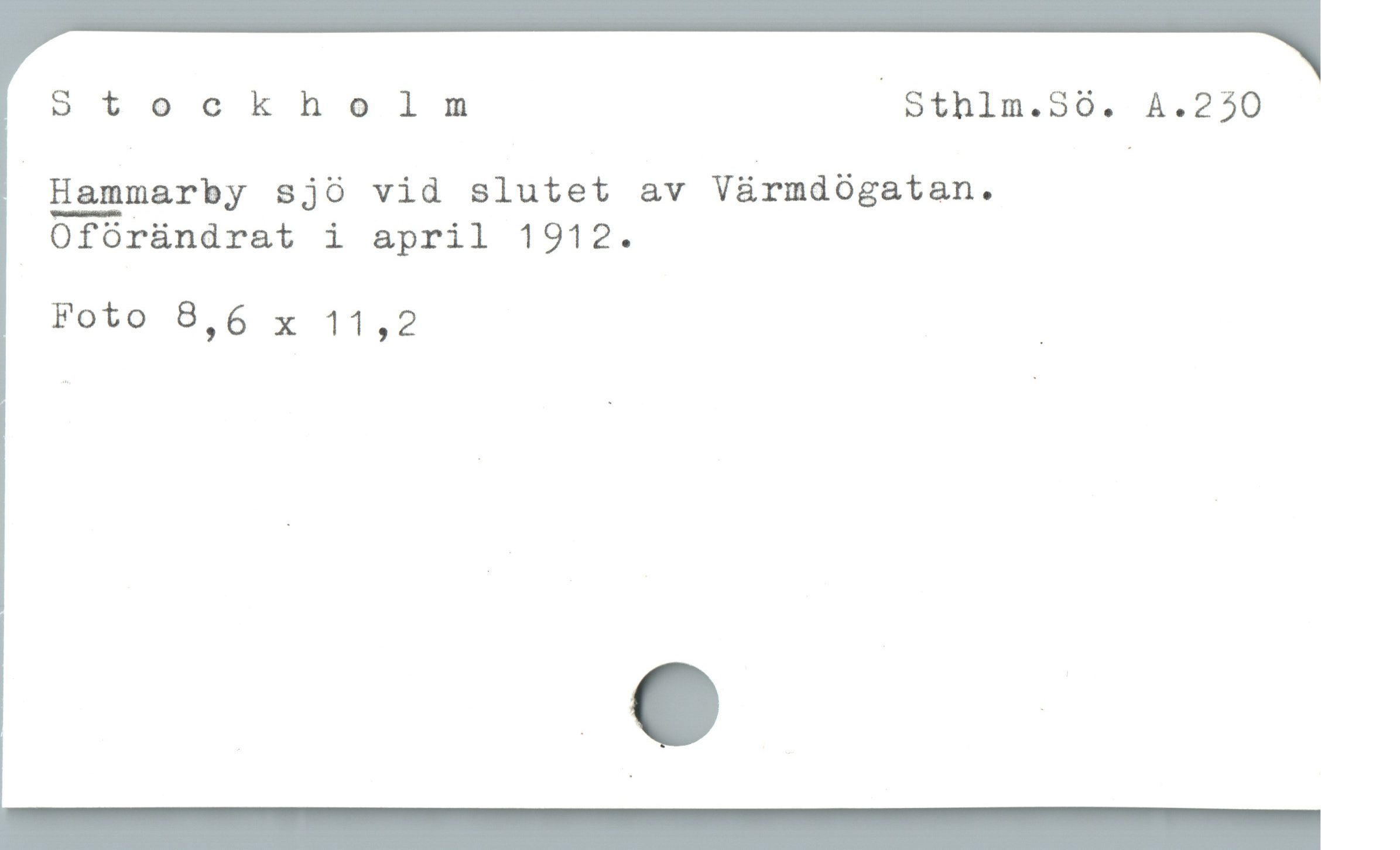  Stockholm  Sthim.Só. A.230
Hammarby sjö vid slutet av Värmdögatan.

Oförändrat i april 1912.

Foto 8,6 x 11,2 |
