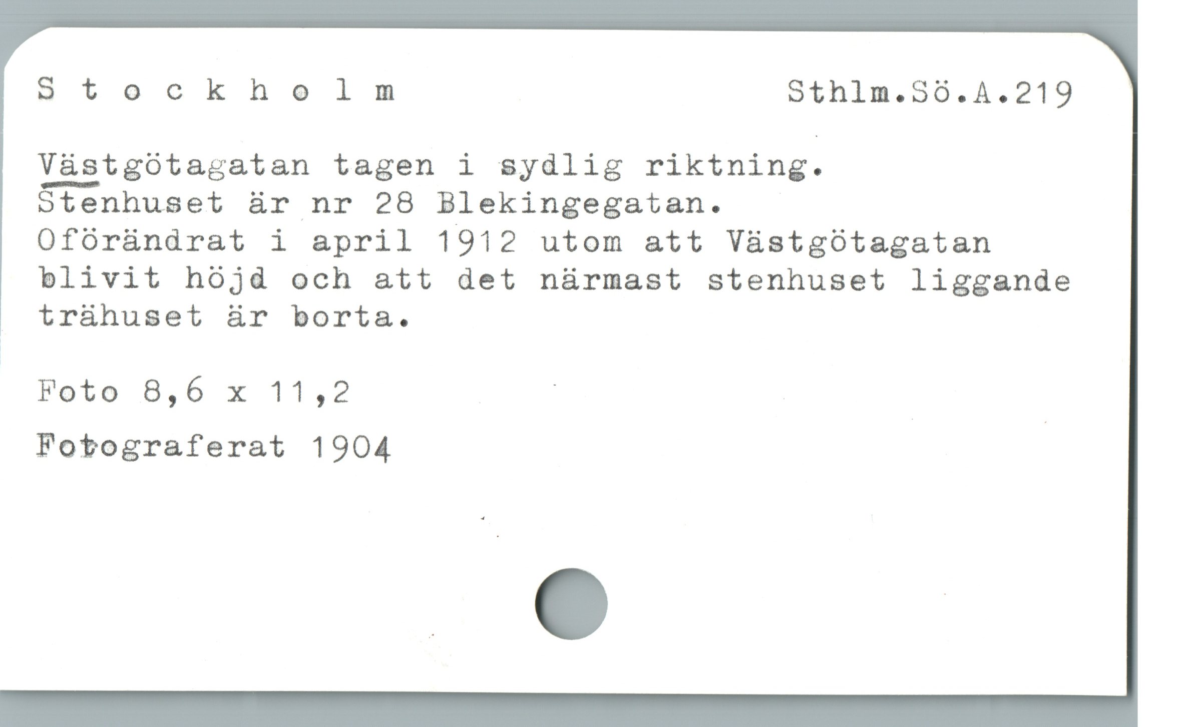 Stockholm Sthlm.30.A.219
Vàstgotagatan tagen i sydlig riktning.
Stenhuset är nr 28 Blekingegatan.
Oförändrat i april 1912 utom att Västgötagatan
blivit höjd och att det närmast stenhuset liggande
trähuset är borta.
Foto 8,6 x 11,2 |
Fotograferat 1904
