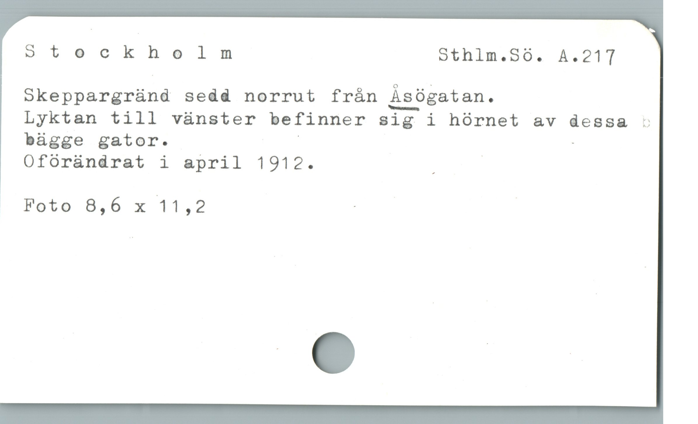 Stockholnm Sthim.SO. A.217
Skeppargränd sedd norrut från Äåpgatan.
Lyktan till vänster befinner sig i hörnet av dessa :
bägge gator. | :
Oförändrat i april 1912. | |
Foto 8,6 x 11,2 - |