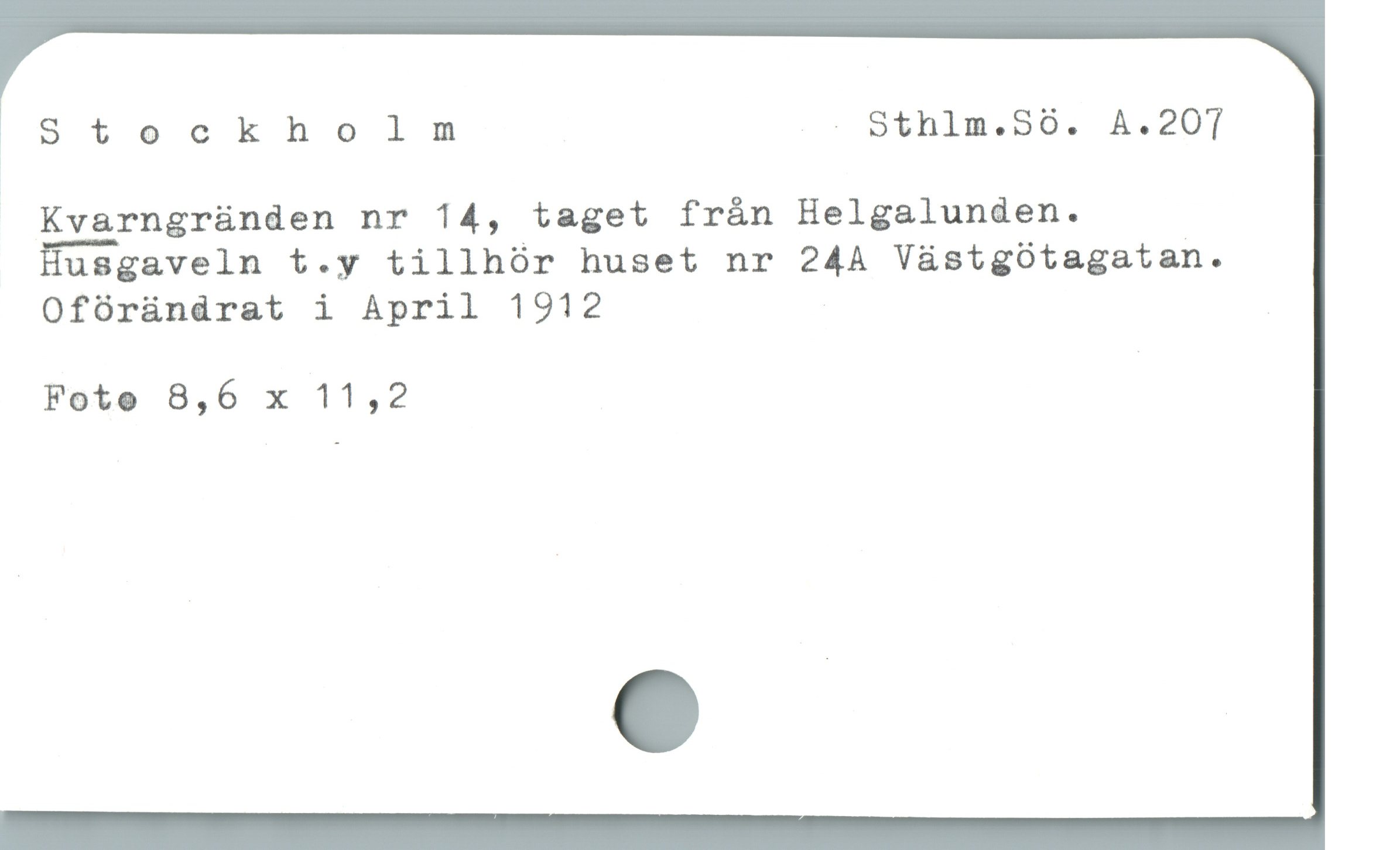  Stockholm . Sthlm.5ö. A.207
Kvarngränden nr 14, taget från Helgalunden.
Husgaveln t.y tillhór huset nr 24A Västgötagatan.
Ofóràndrat i April 1912

Fote 8,6 x 11,2

